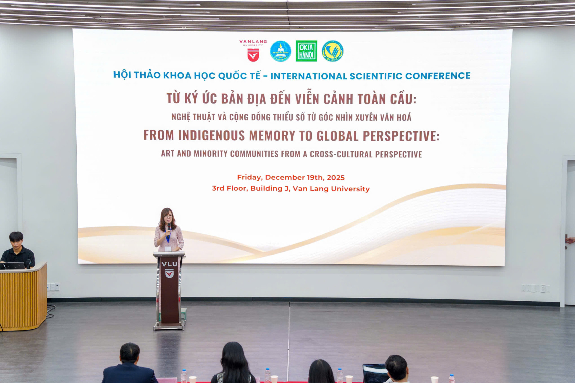 PGS.TS Hoàng Cẩm Giang phát biểu đề dẫn tại một hội thảo khoa học quốc tế về nghệ thuật và cộng đồng thiểu số cuối năm 2025. Ảnh: Trường Đại học Khoa học Xã hội và Nhân văn, ĐHQGHN.