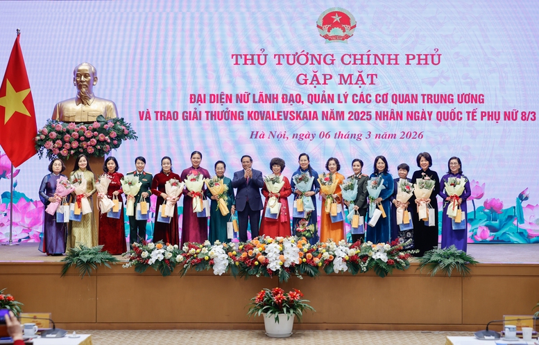 Thủ tướng Chính phủ cùng các nữ lãnh đạo, quản lý các cơ quan Trung ương tại cuộc gặp mặt tháng 3/2026. Ảnh: VGP/Nhật Bắc.