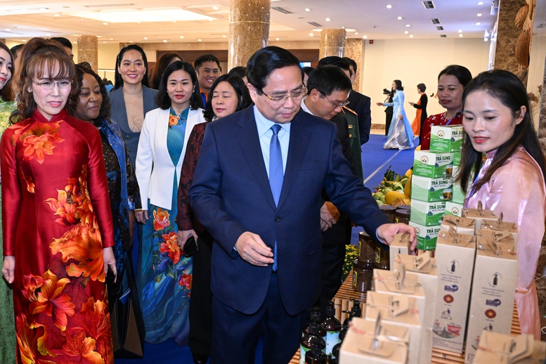 Các sản phẩm nông nghiệp, thủ công mỹ nghệ của doanh nghiệp do phụ nữ khởi nghiệp được giới thiệu tại chương trình tổng kết Đề án hỗ trợ phụ nữ khởi nghiệp. Ảnh: VGP/Nhật Bắc.