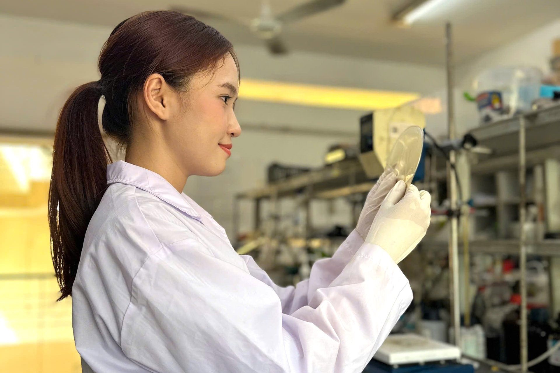 Cử nhân Phạm Thanh Hoa trong phòng thí nghiệm khi theo đuổi nghiên cứu về vật liệu và năng lượng bền vững. Ảnh: Báo Lâm Đồng.