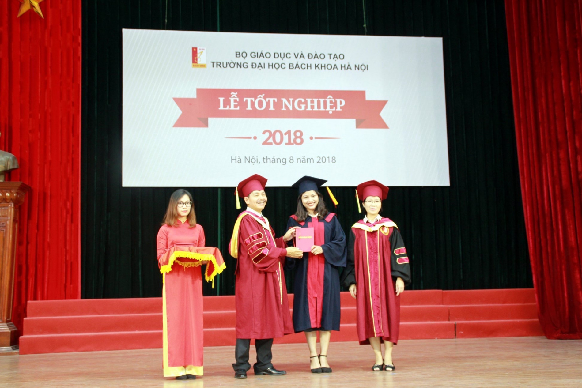 Phạm Minh Trang, thứ ba từ trái trong lễ phục xanh đen, nhận bằng Kỹ sư ngành Kỹ thuật Hóa học tại Đại học Bách khoa Hà Nội năm 2018. Ảnh: Đại học Bách khoa Hà Nội.