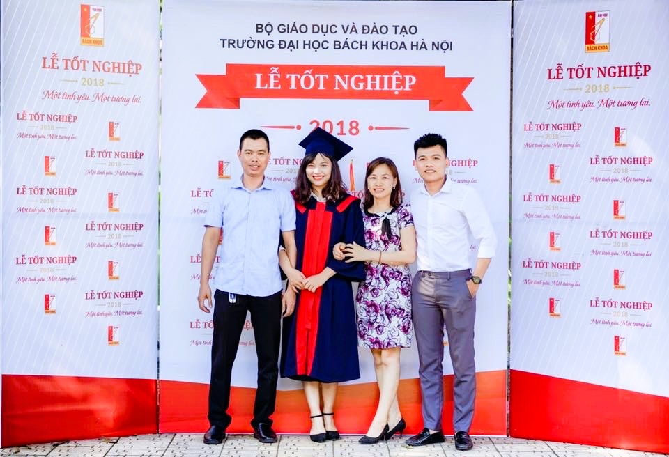Phạm Minh Trang, thứ hai từ trái trong lễ phục tốt nghiệp, cùng gia đình tại lễ tốt nghiệp Đại học Bách khoa Hà Nội năm 2018. Ảnh: Đại học Bách khoa Hà Nội.