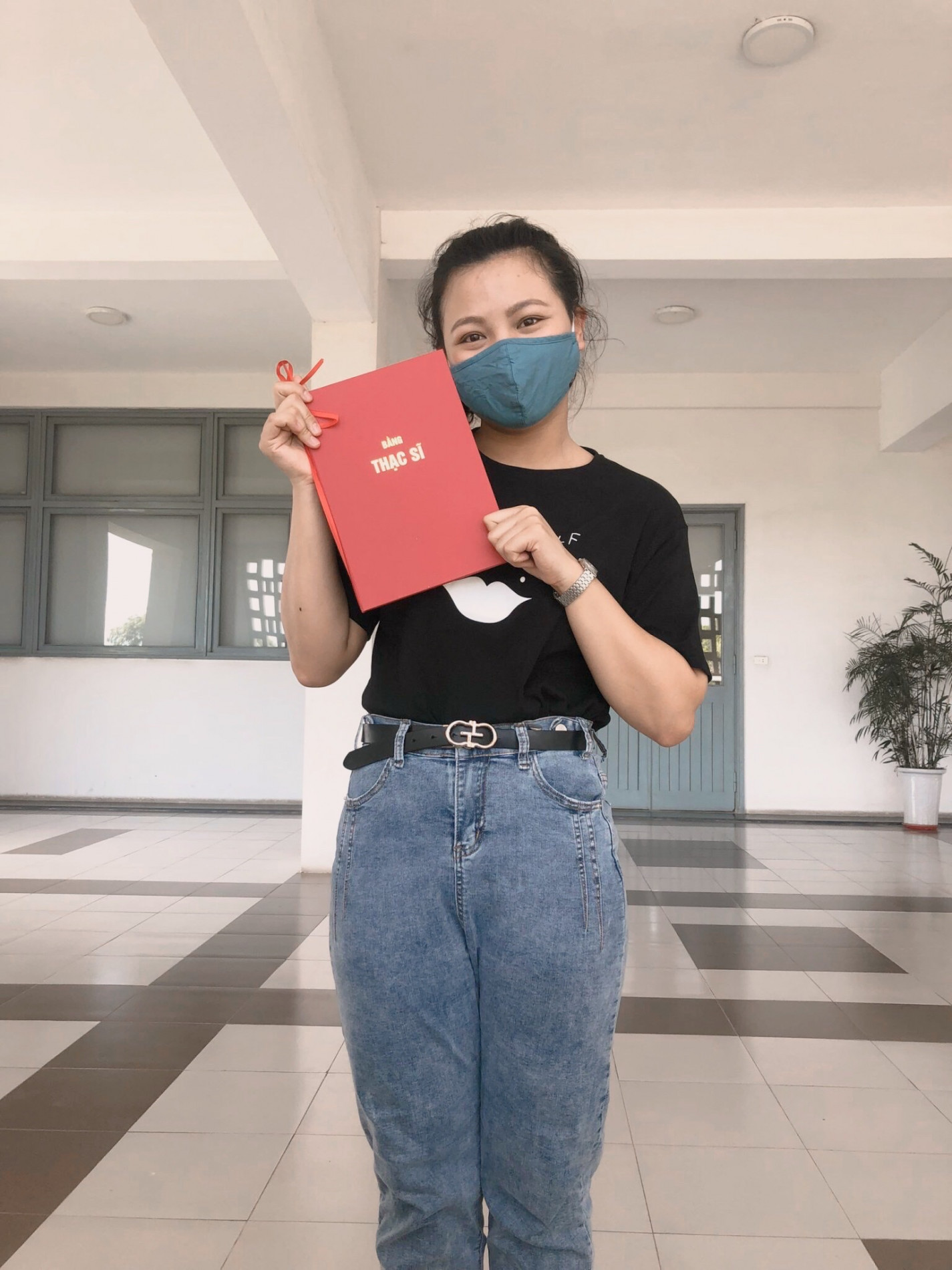 Phạm Minh Trang trong ngày nhận bằng Thạc sĩ Kỹ thuật Hóa học tại Đại học Bách khoa Hà Nội. Ảnh: Đại học Bách khoa Hà Nội.