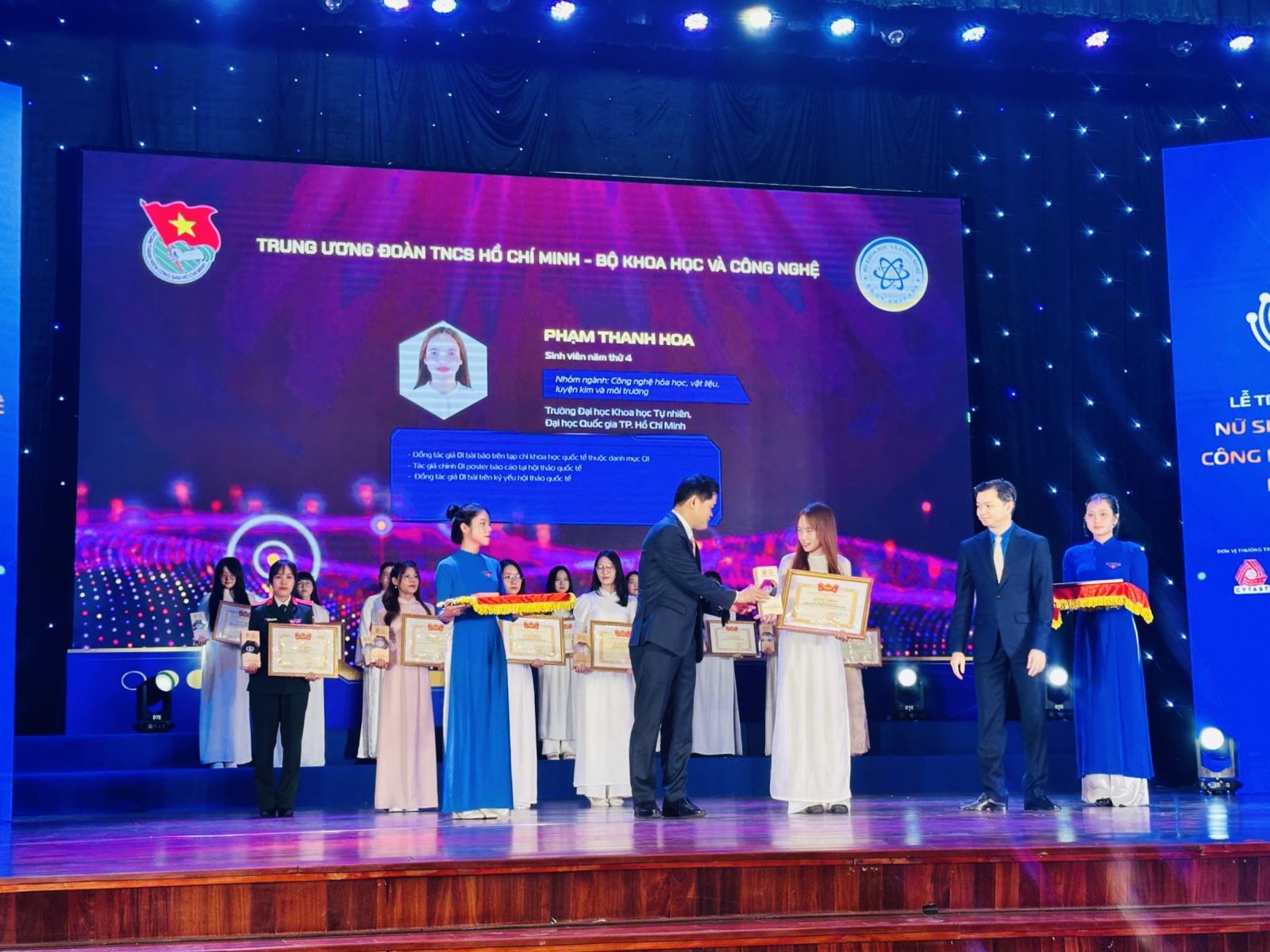 Cử nhân Phạm Thanh Hoa nhận Giải thưởng Nữ sinh Khoa học Công nghệ Việt Nam năm 2025. Ảnh: Khoa Khoa học và Công nghệ Vật liệu, Trường Đại học Khoa học Tự nhiên, ĐHQG-HCM.
