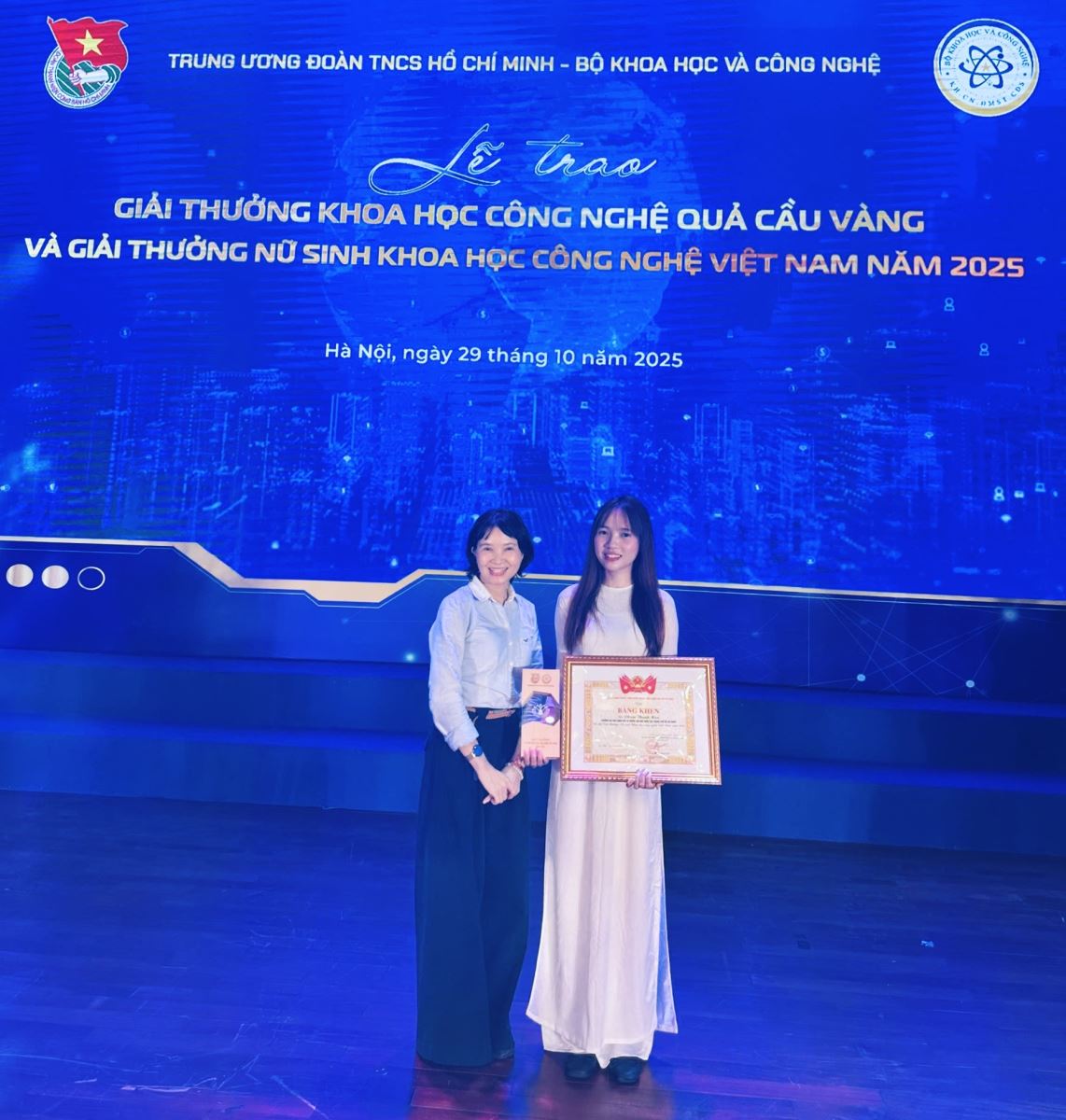PGS.TS. Hoàng Thị Đông Quỳ, Trưởng Bộ môn Vật liệu Polymer và Composite, đứng bên trái Cử nhân Phạm Thanh Hoa tại lễ trao giải năm 2025. Ảnh: Khoa Khoa học và Công nghệ Vật liệu, Trường Đại học Khoa học Tự nhiên, ĐHQG-HCM.