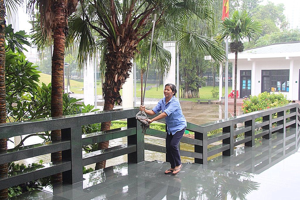 Một nữ lao động làm công việc vệ sinh tại Việt Nam. Ảnh chỉ minh họa nhóm công việc vệ sinh, không xác định nhân vật là người giúp việc gia đình. Ảnh: Peter van der Sluijs/Wikimedia Commons, CC BY-SA 3.0.