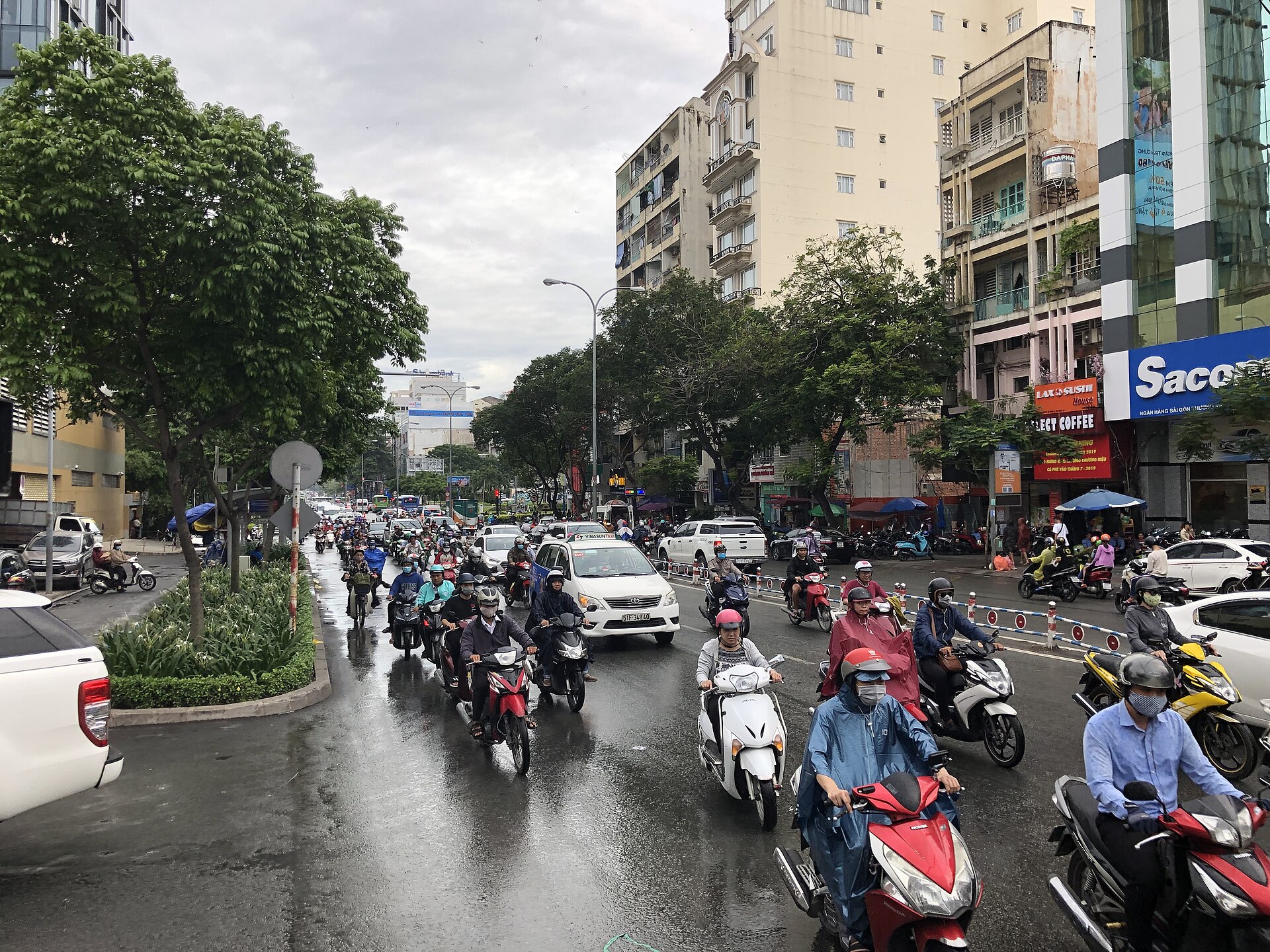 Giao thông TP.HCM. Các con số về lưu lượng chưa đủ để phản ánh những khác biệt về mục đích, thời gian và trách nhiệm phía sau mỗi chuyến đi. Ảnh: Simon_sees/Wikimedia Commons, CC BY 2.0.