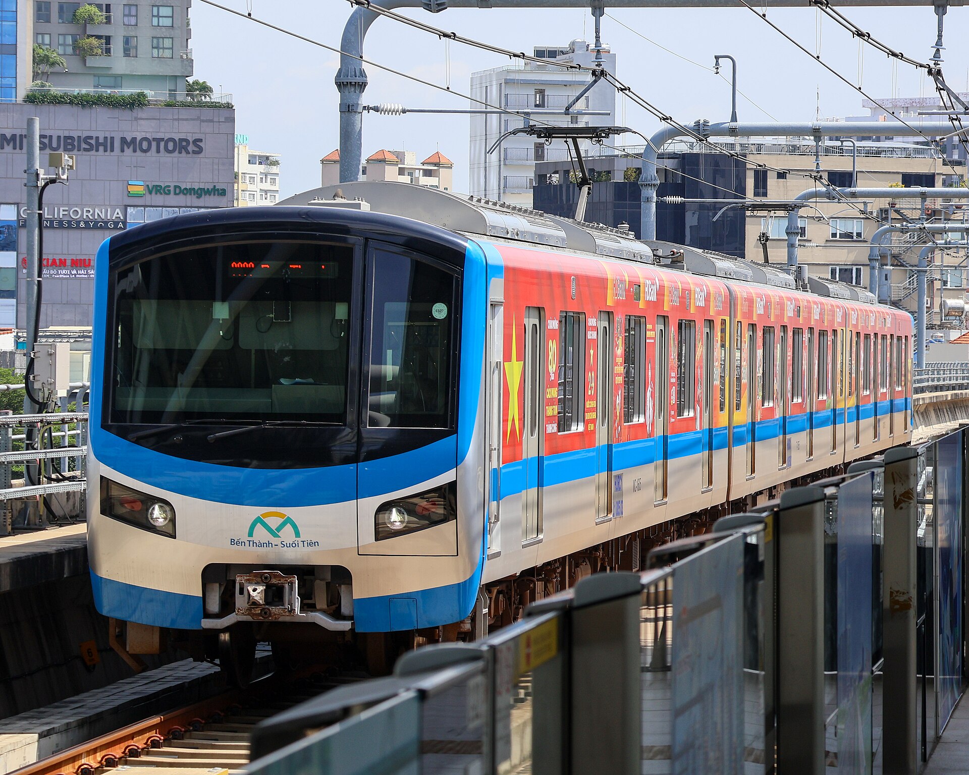 Đoàn tàu Metro số 1 TP.HCM tại khu vực Công viên Văn Thánh tháng 10/2025. Phát triển giao thông công cộng tạo cơ hội đồng thời đặt ra yêu cầu hiểu rõ những kiểu hành trình khác nhau của người sử dụng. Ảnh: S5A-0043/Wikimedia Commons, CC BY 4.0.