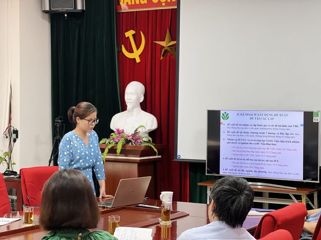 TS Dương Thị Hạnh trong một buổi hướng dẫn, trao đổi về hoạt động khoa học tại Viện Công nghệ môi trường năm 2023. Ảnh: ISTEE.