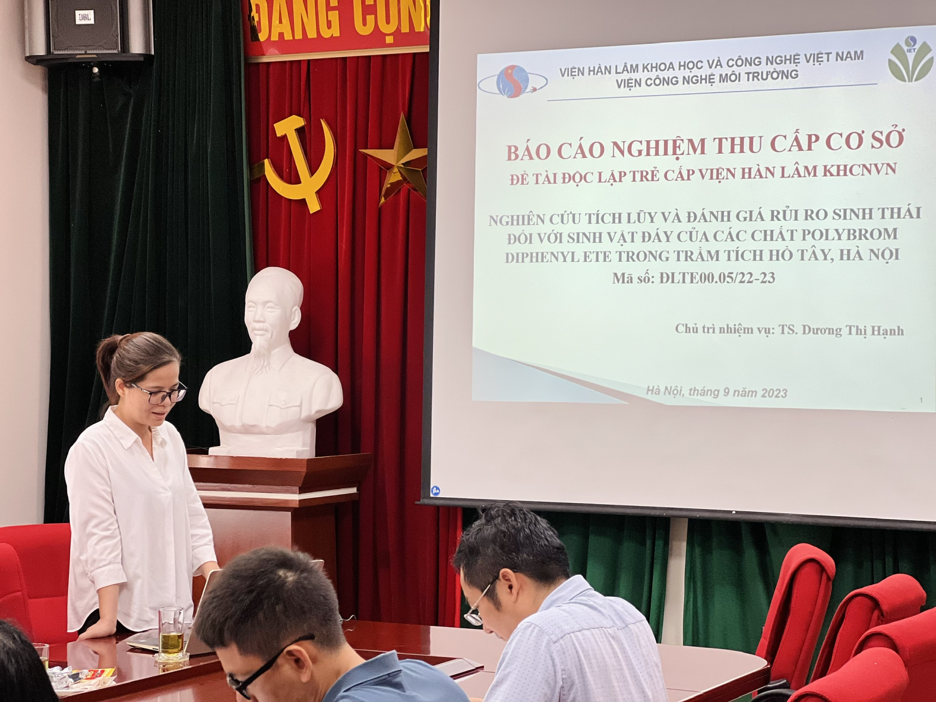 TS Dương Thị Hạnh trình bày đề tài nghiên cứu về các chất ô nhiễm trong trầm tích Hồ Tây tại buổi nghiệm thu năm 2023. Hình ảnh cho thấy một hướng làm việc khác trong mạch nghiên cứu chất ô nhiễm môi trường của bà. Ảnh: ISTEE.