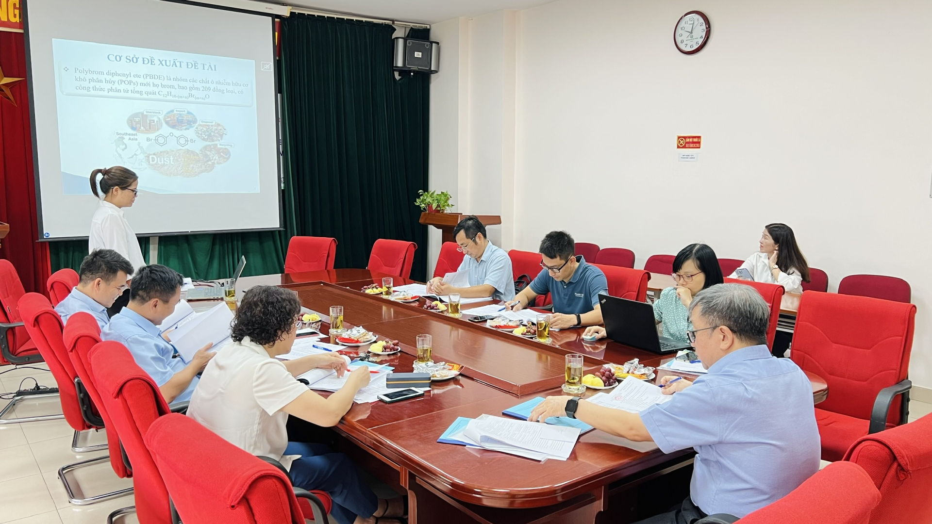 TS, nghiên cứu viên chính Dương Thị Hạnh trình bày một đề tài nghiên cứu tại buổi nghiệm thu năm 2023. Ảnh: ISTEE.