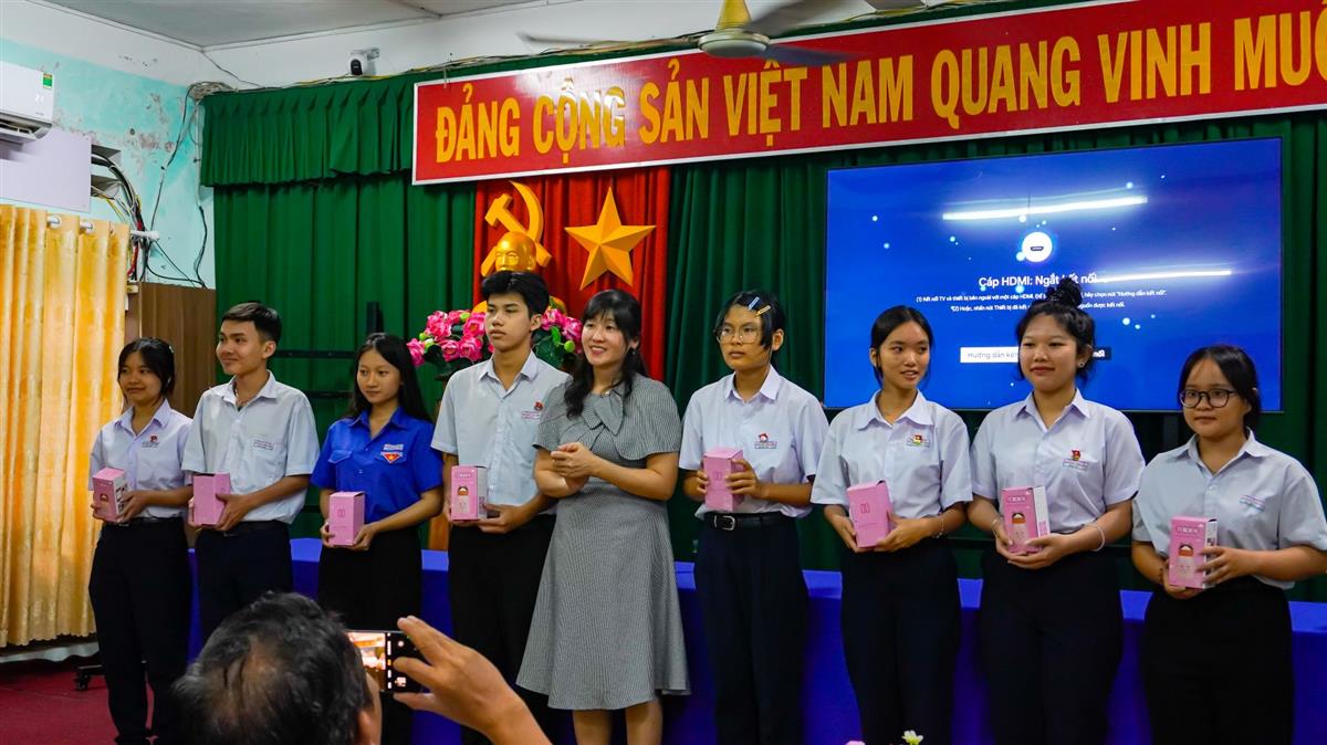 TS Phạm Thị Thu Thúy trong hoạt động chia sẻ kiến thức về AI và trao phần thưởng cho học sinh có sản phẩm nổi bật. Chú thích và danh tính ảnh theo nguồn chính thức của Trường Đại học Nha Trang. Ảnh: NTU.