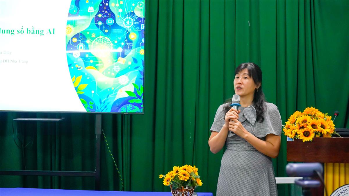 TS Phạm Thị Thu Thúy trình bày chuyên đề về năng lực số và sáng tạo nội dung bằng AI tại một hoạt động dành cho giáo viên, học sinh ở Khánh Hòa. Ảnh: Trường Đại học Nha Trang.