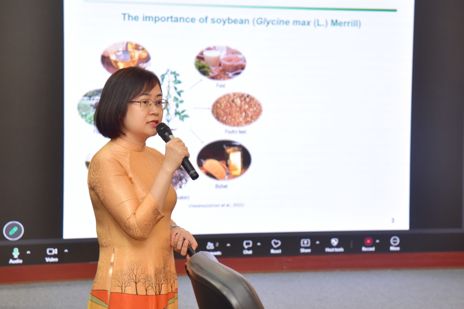 NCS Bùi Phương Thảo trình bày nghiên cứu về chỉnh sửa gen nhằm tăng khả năng kháng bệnh phấn trắng ở đậu tương tại buổi bảo vệ luận án tiến sĩ tháng 7/2026. Ảnh: USTH.
