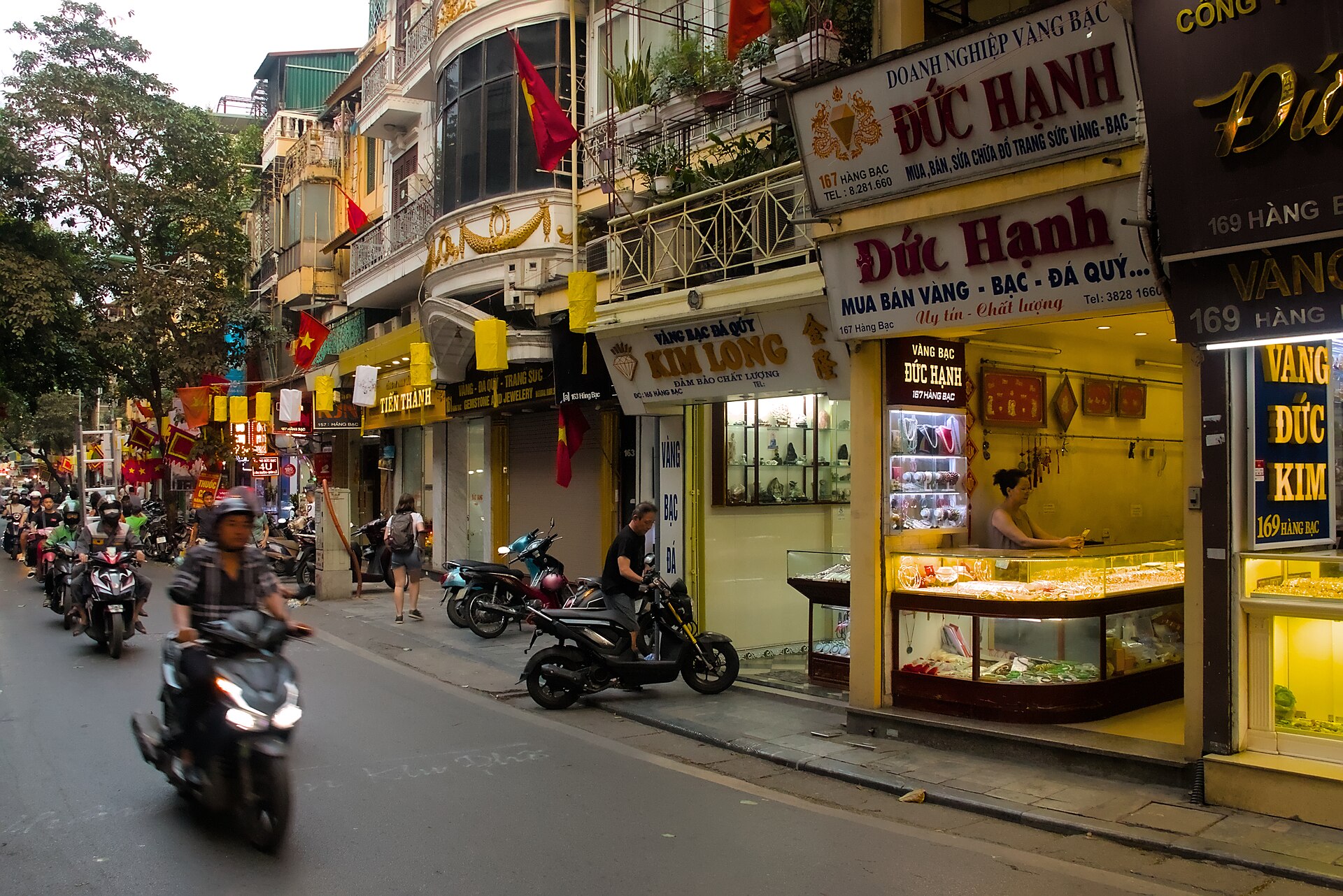 Giao thông xe máy trên phố Hàng Bạc, Hà Nội. Dữ liệu năm 2024 cho thấy nam giới chiếm tỷ trọng lớn trong số người tử vong do tai nạn giao thông. Ảnh: Benjamin Smith/Wikimedia Commons, CC BY-SA 4.0.