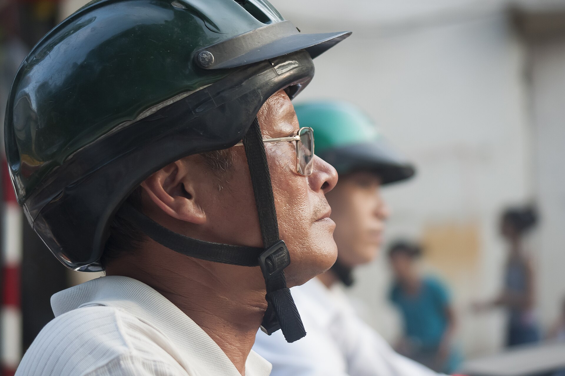 Người đi xe máy dừng chờ tín hiệu giao thông tại Hà Nội, ảnh tư liệu năm 2011. Ảnh: CEphoto, Uwe Aranas/Wikimedia Commons, CC BY-SA 3.0.