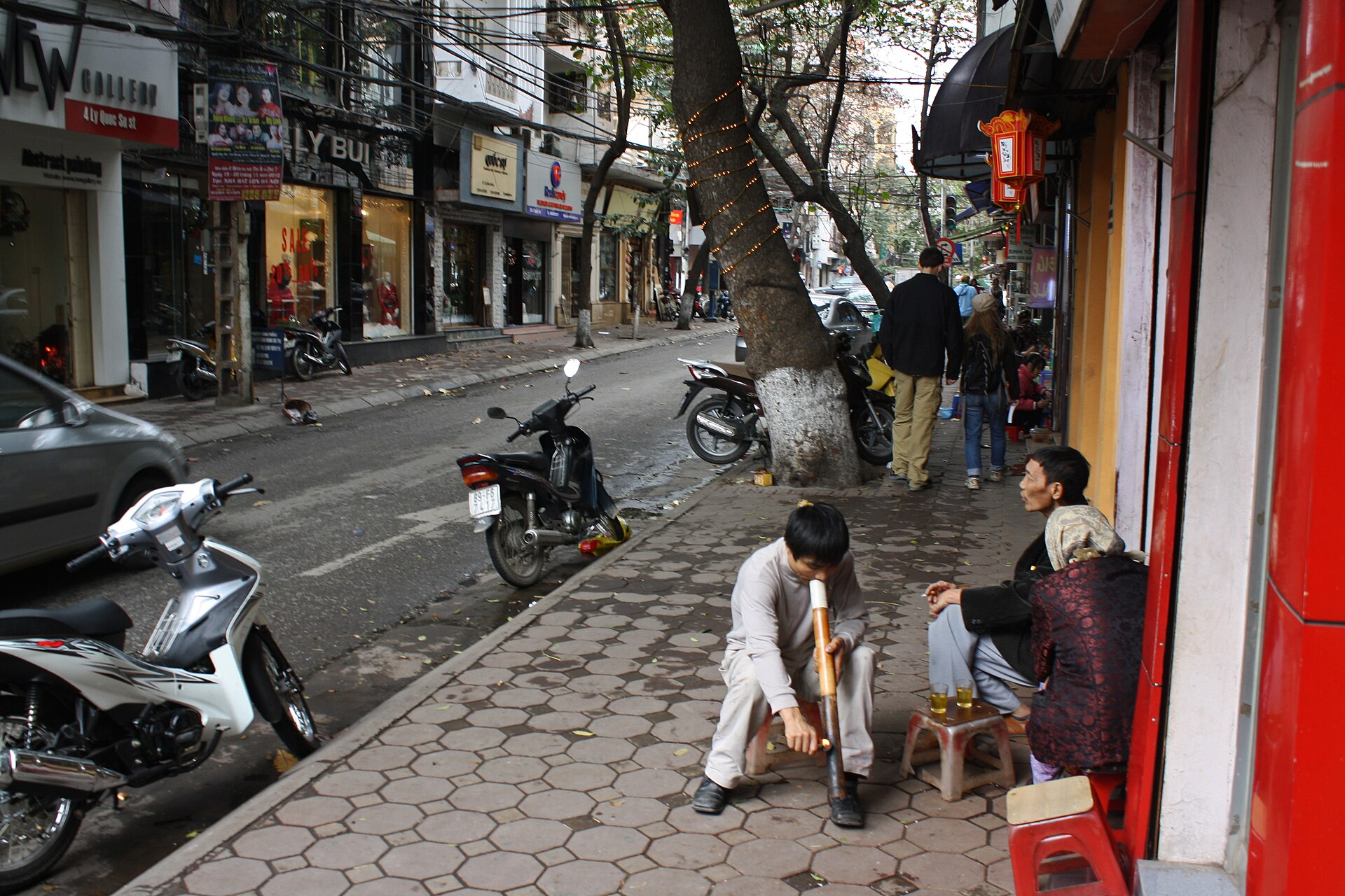Một người đàn ông hút thuốc lào tại khu phố cổ Hà Nội năm 2010. Việc sử dụng thuốc lá có thể gắn với nhiều thực hành giao tiếp và thói quen xã hội. Ảnh: istolethetv/Wikimedia Commons, CC BY 2.0.