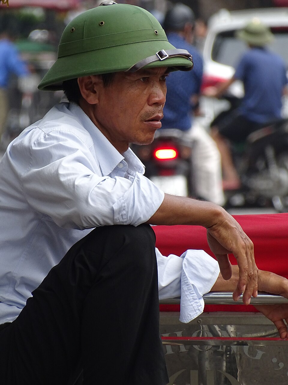 Một người tham gia giao thông tại khu phố cổ Hà Nội năm 2019. Phân tích giới cần dựa trên dữ liệu nhóm, không quy kết hành vi cho một cá nhân từ hình ảnh. Ảnh: Adam Jones/Wikimedia Commons, CC BY-SA 2.0.