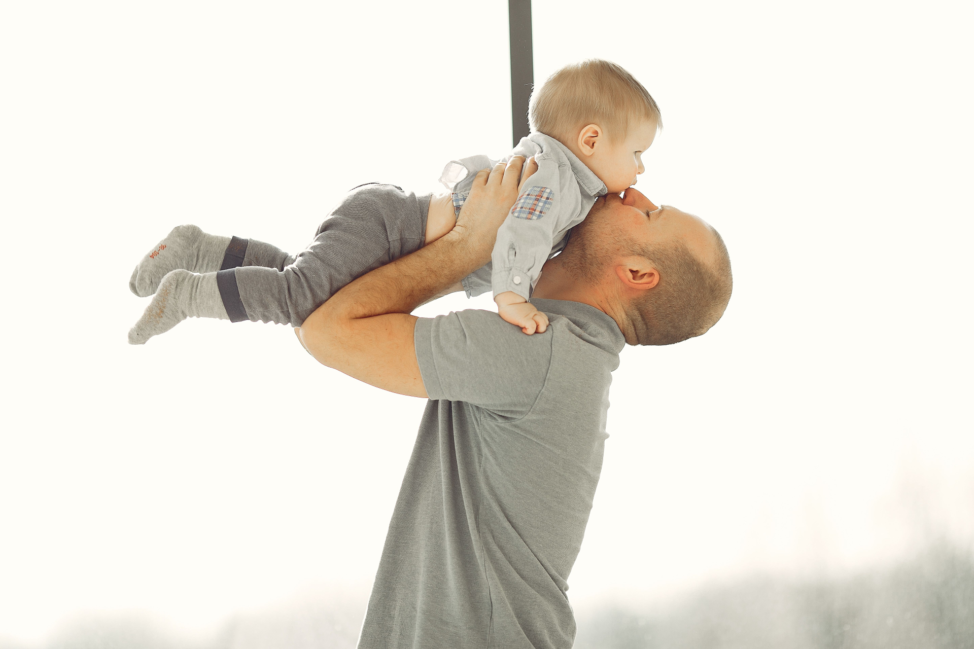 Pháp luật không mặc định người đơn thân nuôi con là phụ nữ; người cha đáp ứng đủ điều kiện cũng thuộc phạm vi chính sách. Ảnh minh họa: Gustavo Fring/Pexels.