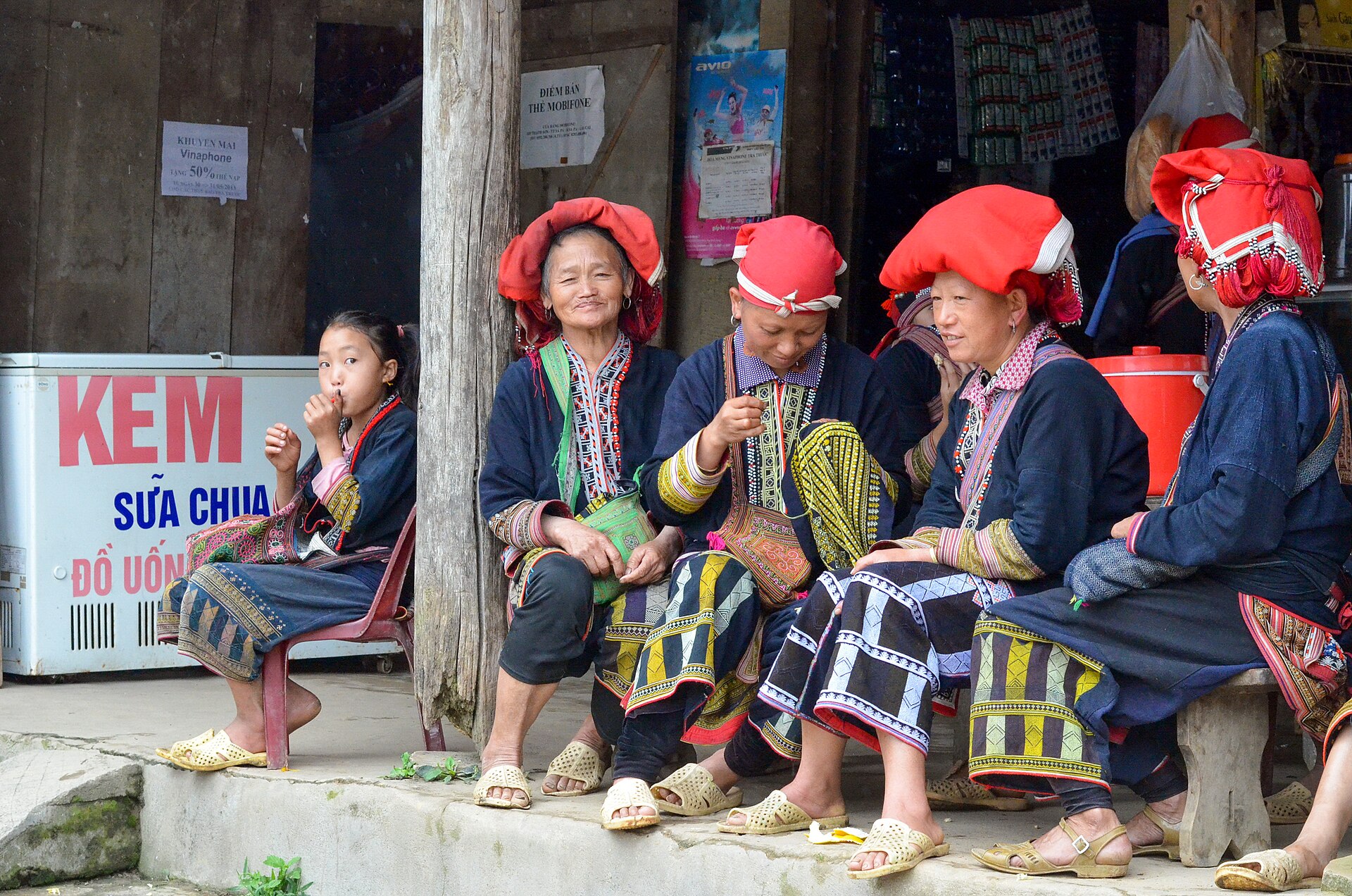 Một cuộc họp cộng đồng người Dao đỏ tại Lào Cai, ảnh tư liệu năm 2013. Việc lựa chọn người có uy tín theo Nghị định 307 được thực hiện từ hội nghị cộng đồng thôn. Ảnh: Peter Olshevsky/Wikimedia Commons, CC BY-SA 4.0.