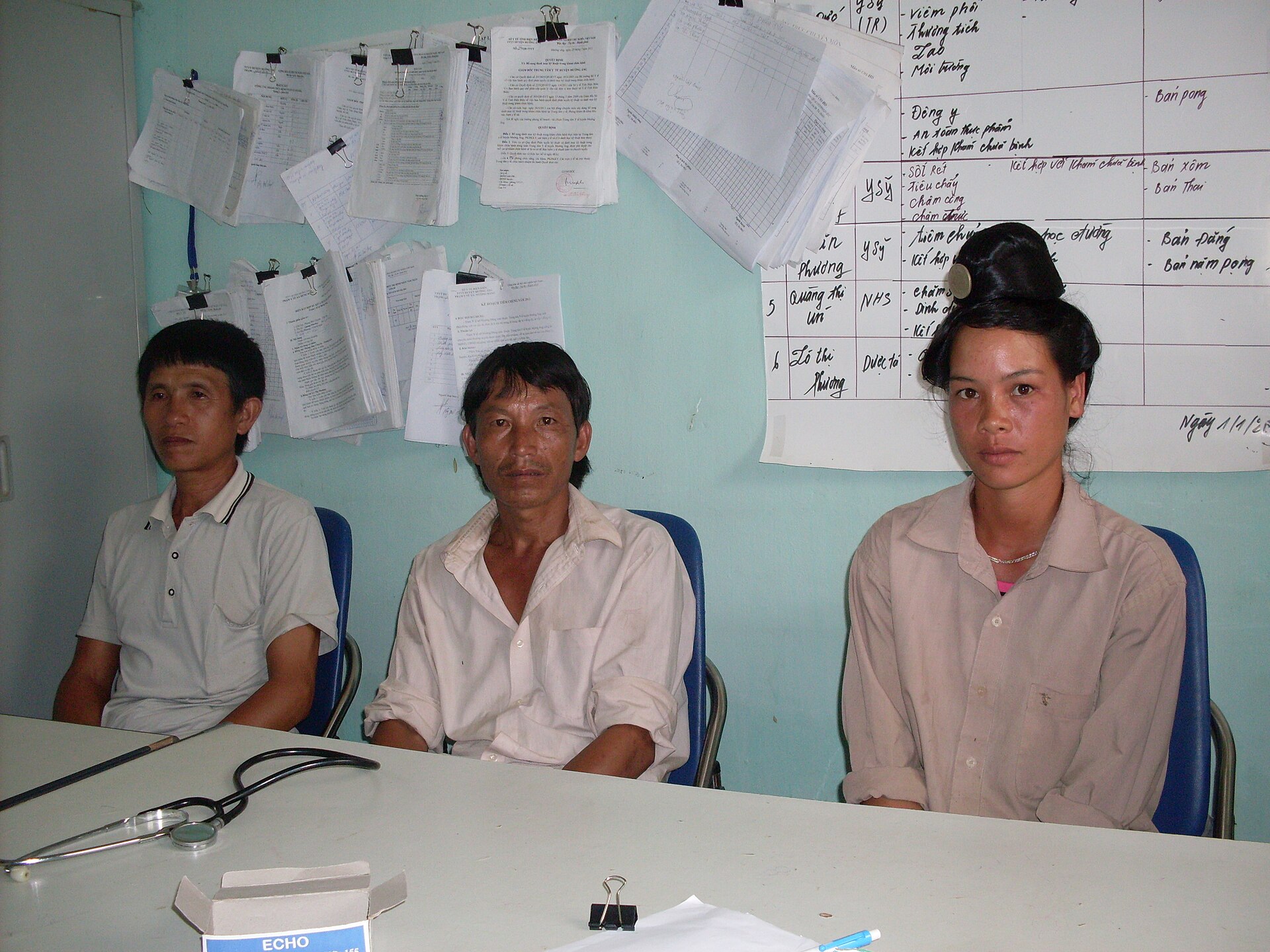 Ba thành viên nhóm vận động vệ sinh cộng đồng tại Mường Đăng, Điện Biên. Hoạt động cộng đồng là một trong những không gian phụ nữ có thể tạo ảnh hưởng và uy tín từ thực tiễn. Ảnh: Juliet Willetts/DFAT, CC BY 2.0.