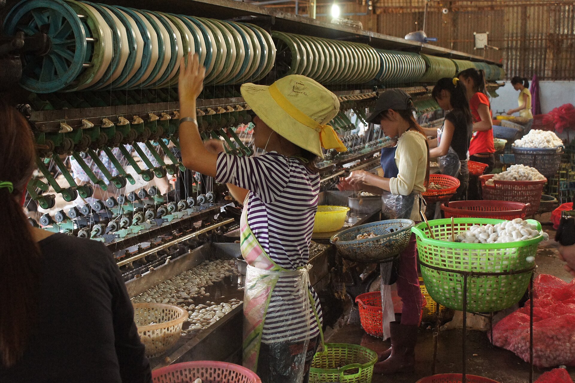 Nữ lao động làm việc tại một xưởng tơ lụa ở Đà Lạt, ảnh tư liệu năm 2012. Ảnh: Lusi Lindwurm/Wikimedia Commons, CC BY-SA 4.0.