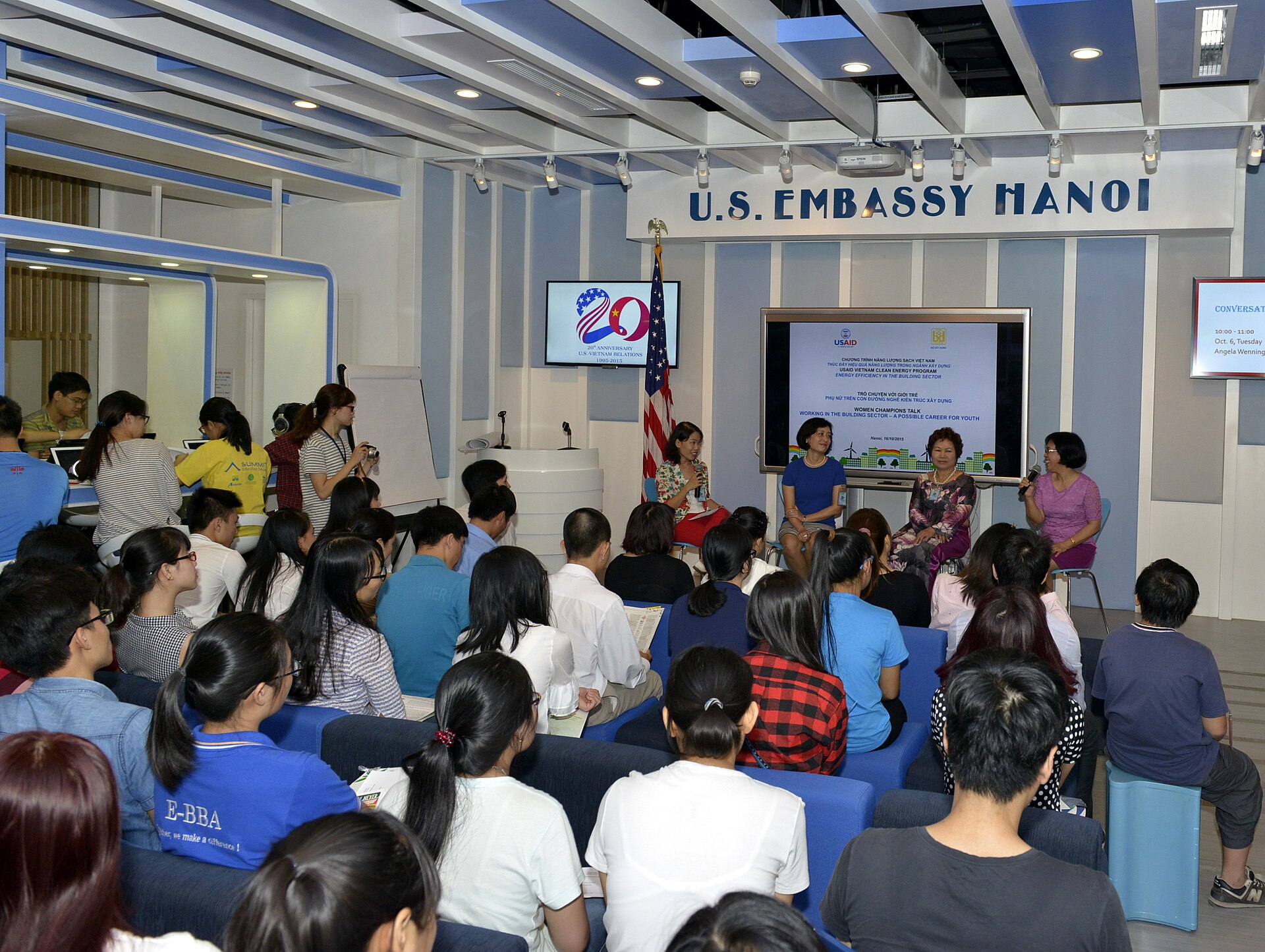 Một tọa đàm phát triển nghề nghiệp dành cho phụ nữ tại Hà Nội năm 2015. Ảnh chỉ minh họa cơ hội phát triển năng lực, không phải hoạt động đào tạo cán bộ được thống kê trong bài. Ảnh: USAID Vietnam/Wikimedia Commons, Public Domain.