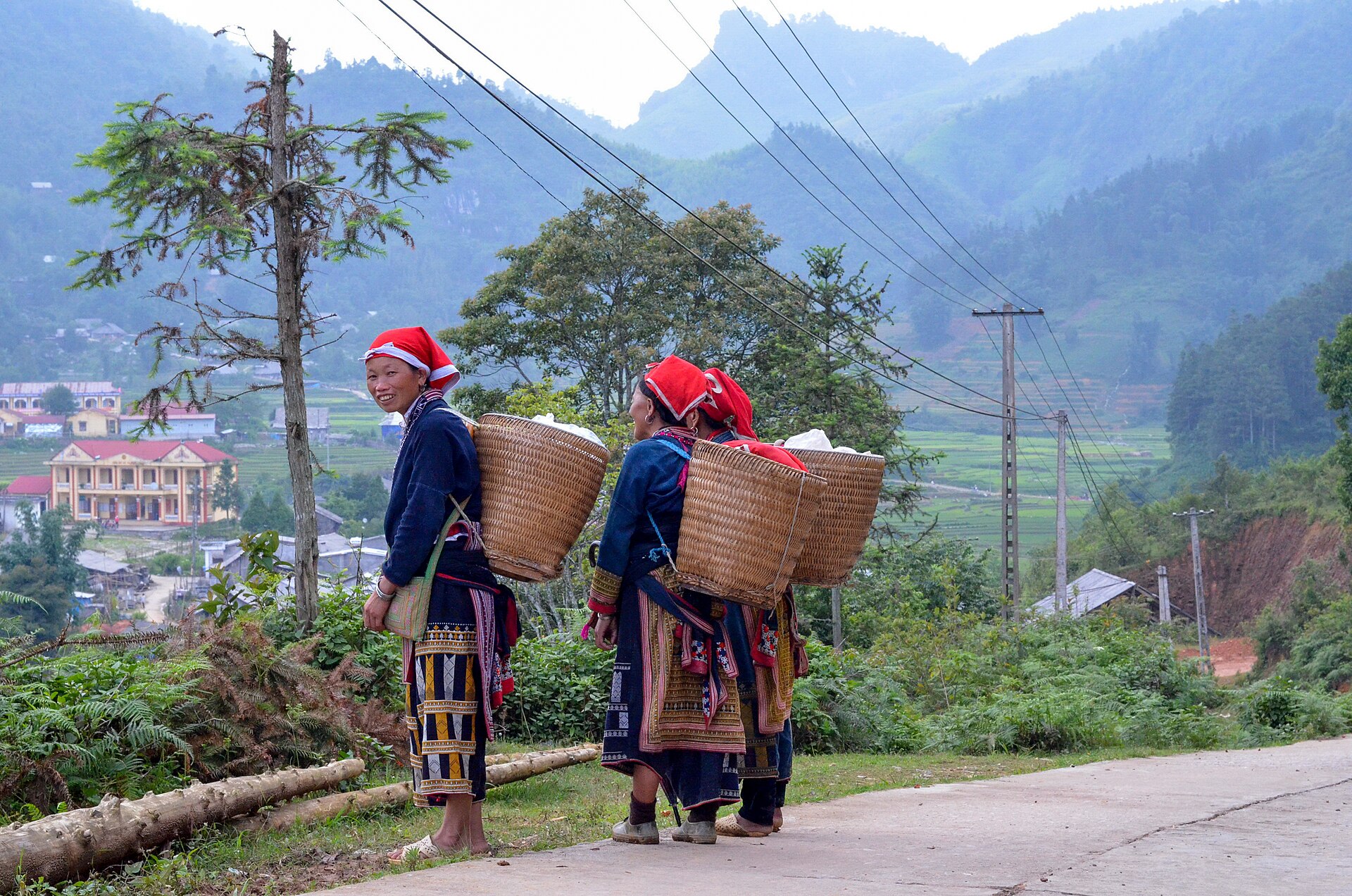 Người Dao đỏ tại một khu vực miền núi tỉnh Lào Cai, ảnh tư liệu năm 2013. Chính sách giảm tảo hôn cần được thiết kế theo đặc điểm của từng địa bàn và cộng đồng, thay vì áp dụng một cách tiếp cận giống nhau ở mọi nơi. Ảnh: Peter Olshevsky/Wikimedia Commons, CC BY-SA 4.0.
