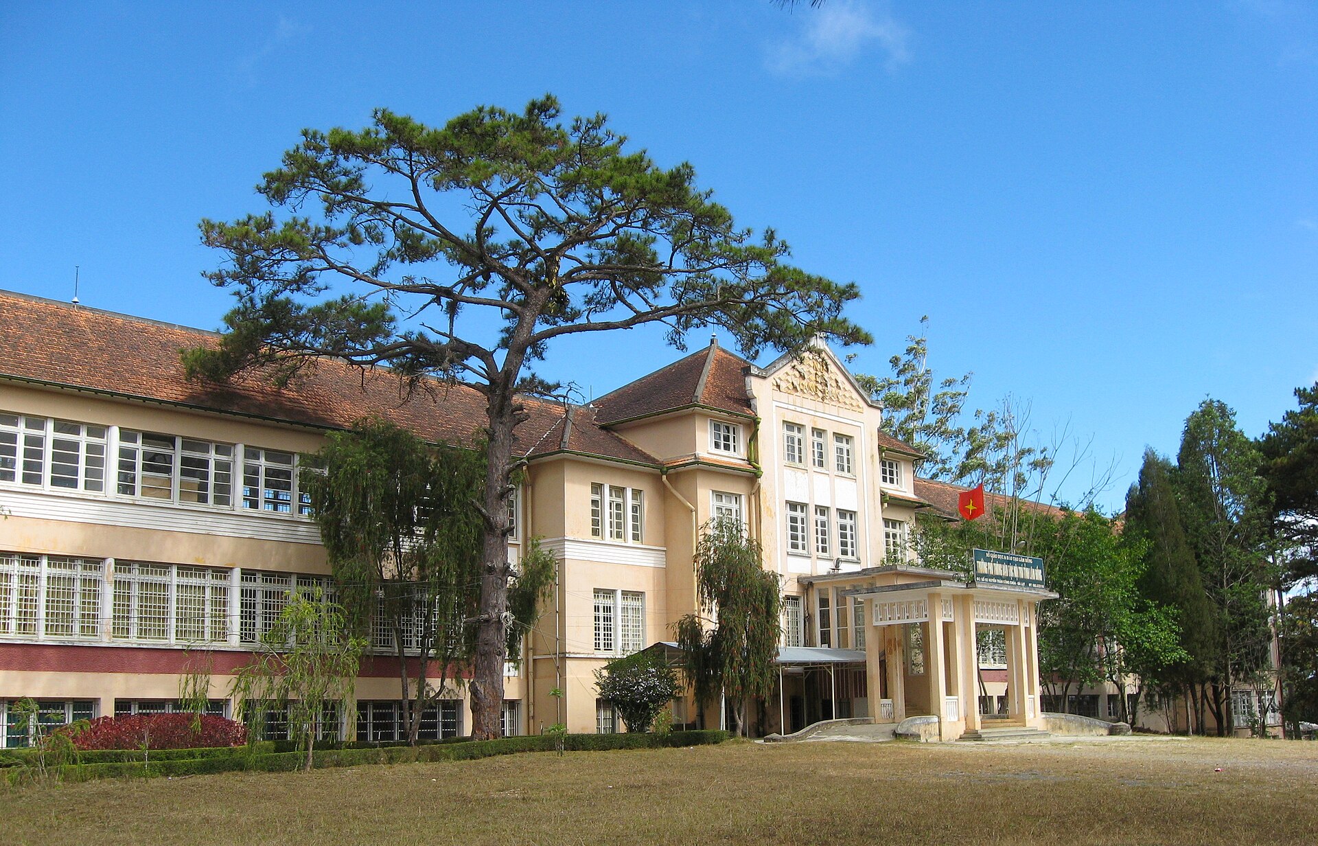 Trường Dân tộc nội trú Lâm Đồng, ảnh tư liệu năm 2011. Trường học là một trong những môi trường được chính sách xác định để tiếp cận vị thành niên và học sinh trong phòng ngừa tảo hôn. Ảnh: Diane Selwyn/Wikimedia Commons, Public Domain.