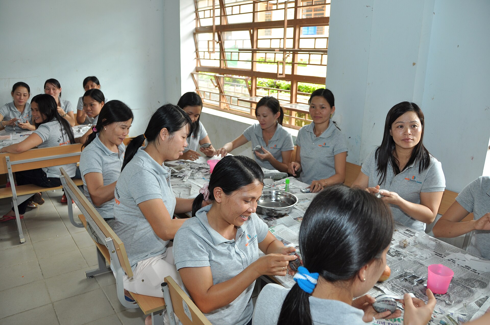 Một hoạt động tập huấn giáo viên trong chương trình hỗ trợ giáo dục trẻ em dân tộc thiểu số tại Kon Tum, ảnh tư liệu năm 2011. Giáo dục và khả năng phát hiện sớm nguy cơ là một phần quan trọng của mạng lưới phòng ngừa tảo hôn. Ảnh: USAID Vietnam/Wikimedia Commons, Public Domain.