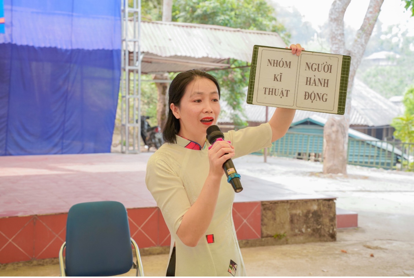 PGS.TS Vì Thị Xuân Thủy cùng cộng sự sàng lọc sáu giống lạc, ghi nhận bốn giống địa phương chịu hạn tốt hơn L14 và L27 trong điều kiện gây hạn nhân tạo.