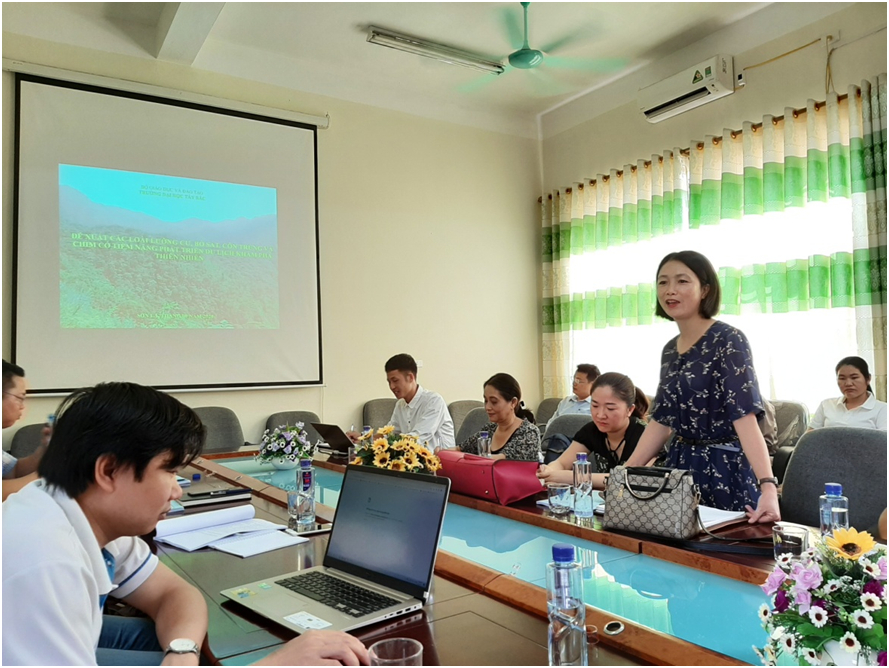 PGS.TS Vì Thị Xuân Thủy phát biểu tại một hội thảo khoa học của Trường Đại học Tây Bắc năm 2020, thời điểm bà mang học vị tiến sĩ. Ảnh: Trường Đại học Tây Bắc.
