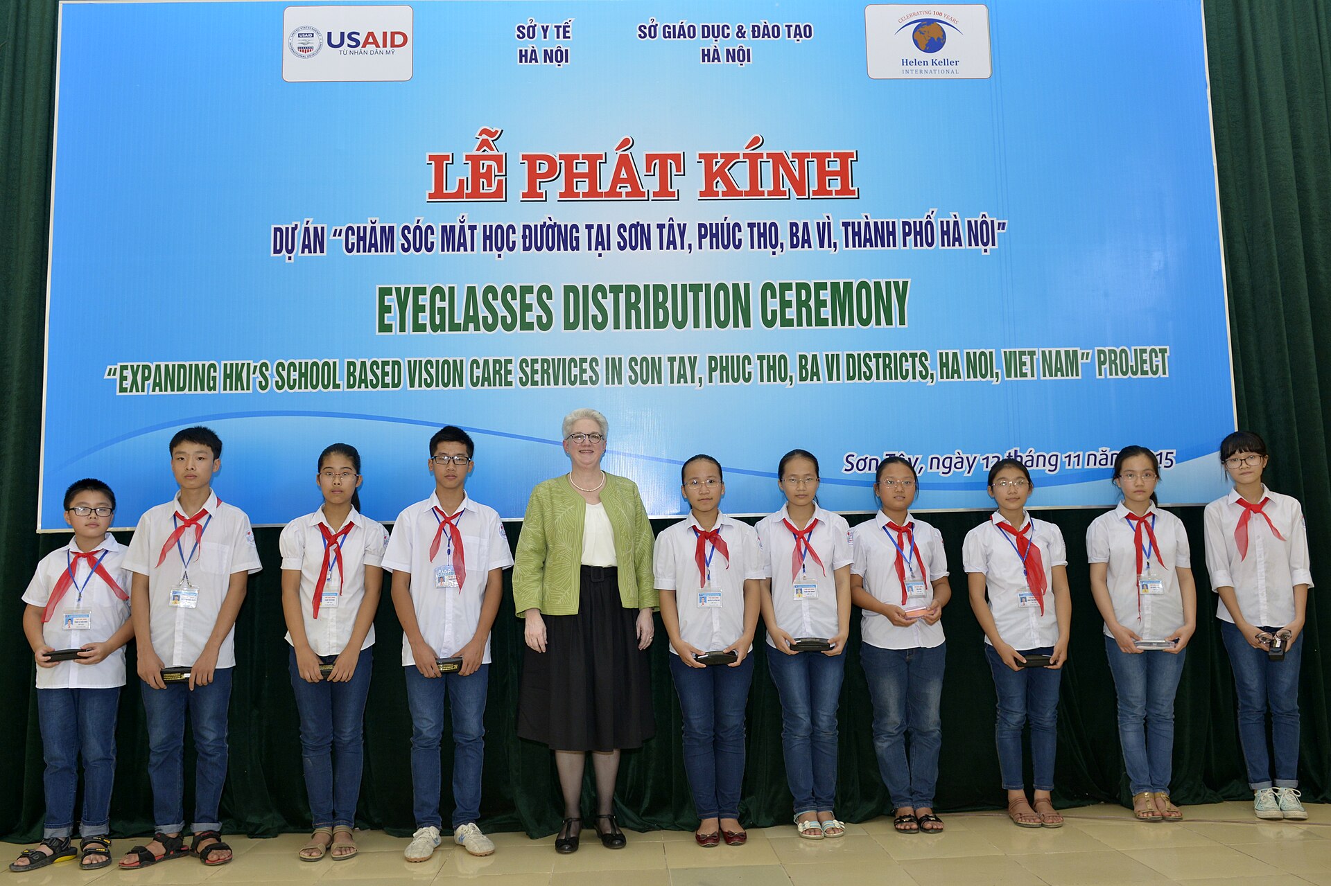 Học sinh Trường THCS Thanh Mỹ, Ba Vì, Hà Nội trong một hoạt động chăm sóc sức khỏe học đường năm 2015. Với chương trình HPV, trường học là điểm tiếp cận quan trọng nhưng vẫn cần song song rà soát trẻ không đi học. Ảnh: USAID Vietnam/Wikimedia Commons, Public Domain.