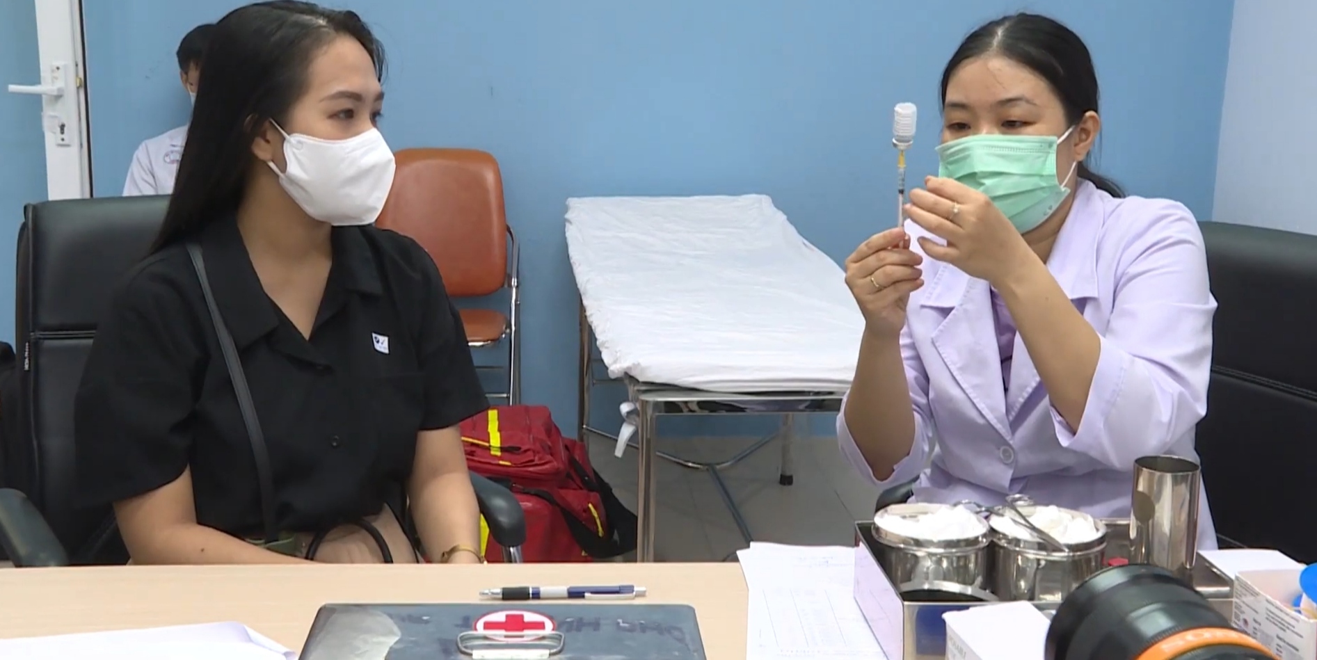 Nhân viên y tế chuẩn bị vaccine tại Viện Pasteur TP.HCM, ảnh tư liệu năm 2021. Ảnh chỉ minh họa hoạt động tiêm chủng, không phải buổi tiêm HPV. Ảnh: SGGP Online/Wikimedia Commons, CC BY 3.0.