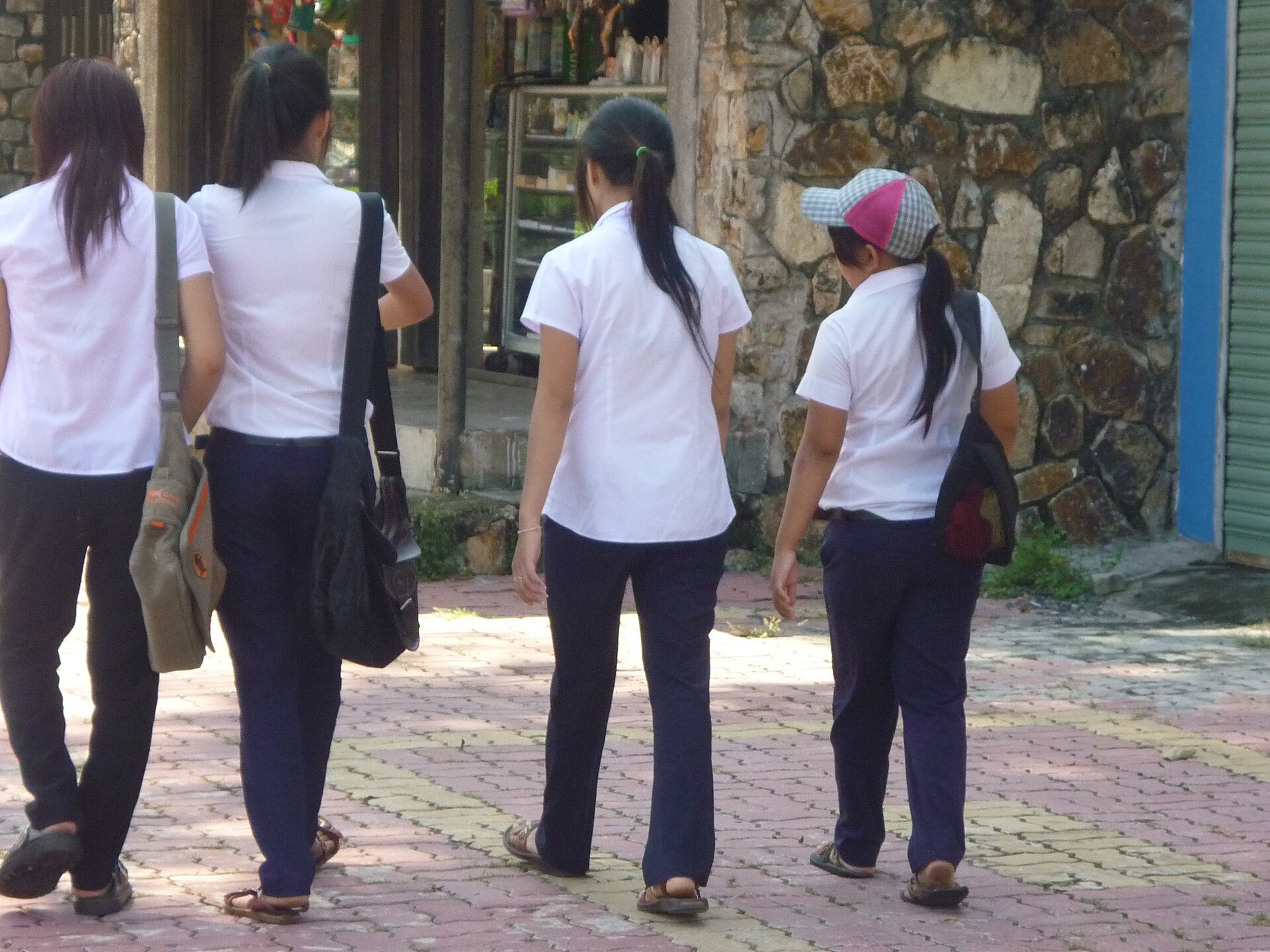 Nhóm nữ sinh tại Vũng Tàu, ảnh tư liệu năm 2009. Chương trình tiêm HPV miễn phí hiện ưu tiên trẻ em gái thuộc nhóm tuổi và địa bàn triển khai; ảnh không ghi nhận hoạt động tiêm chủng. Ảnh: Panzerschreck 2/Wikimedia Commons, Public Domain.