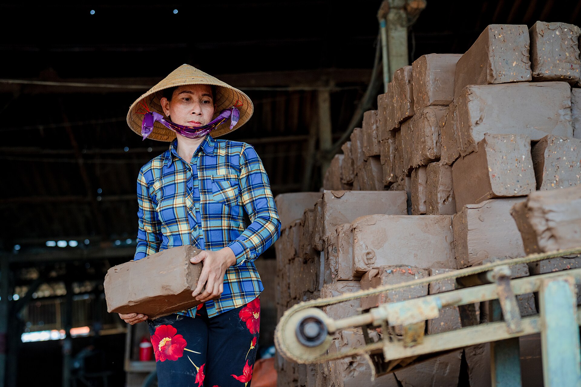 Một phụ nữ làm việc tại lò gạch ở Vĩnh Long. Ảnh minh họa môi trường lao động, không xác định hình thức hợp đồng hay thời gian làm việc của nhân vật. Ảnh: Trantuonglam/Wikimedia Commons, CC BY-SA 4.0.