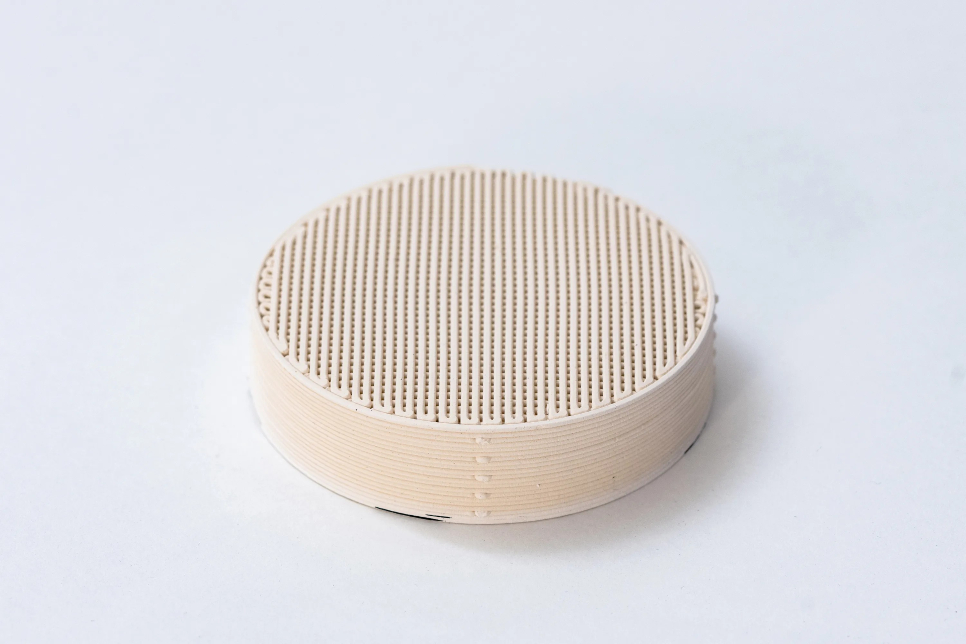 Các cấu trúc zeolite dạng lưới của MultiSORB được chế tạo để thử nghiệm khả năng hấp phụ chất ô nhiễm. Ảnh: NASA.