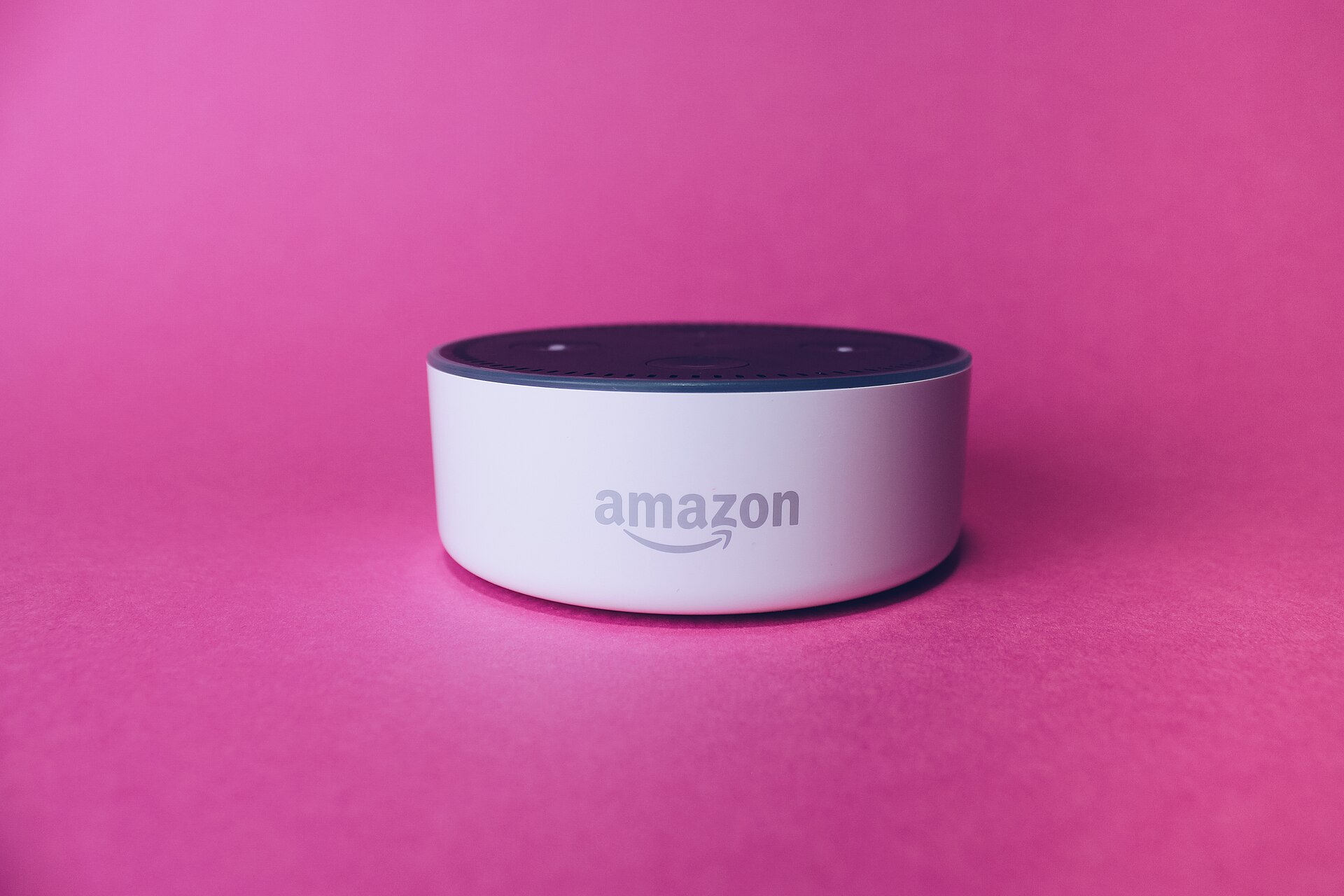Một thiết bị Amazon Echo Dot dùng để tương tác với trợ lý giọng nói Alexa. Ảnh: Stock Catalog/Wikimedia Commons, CC BY 2.0.