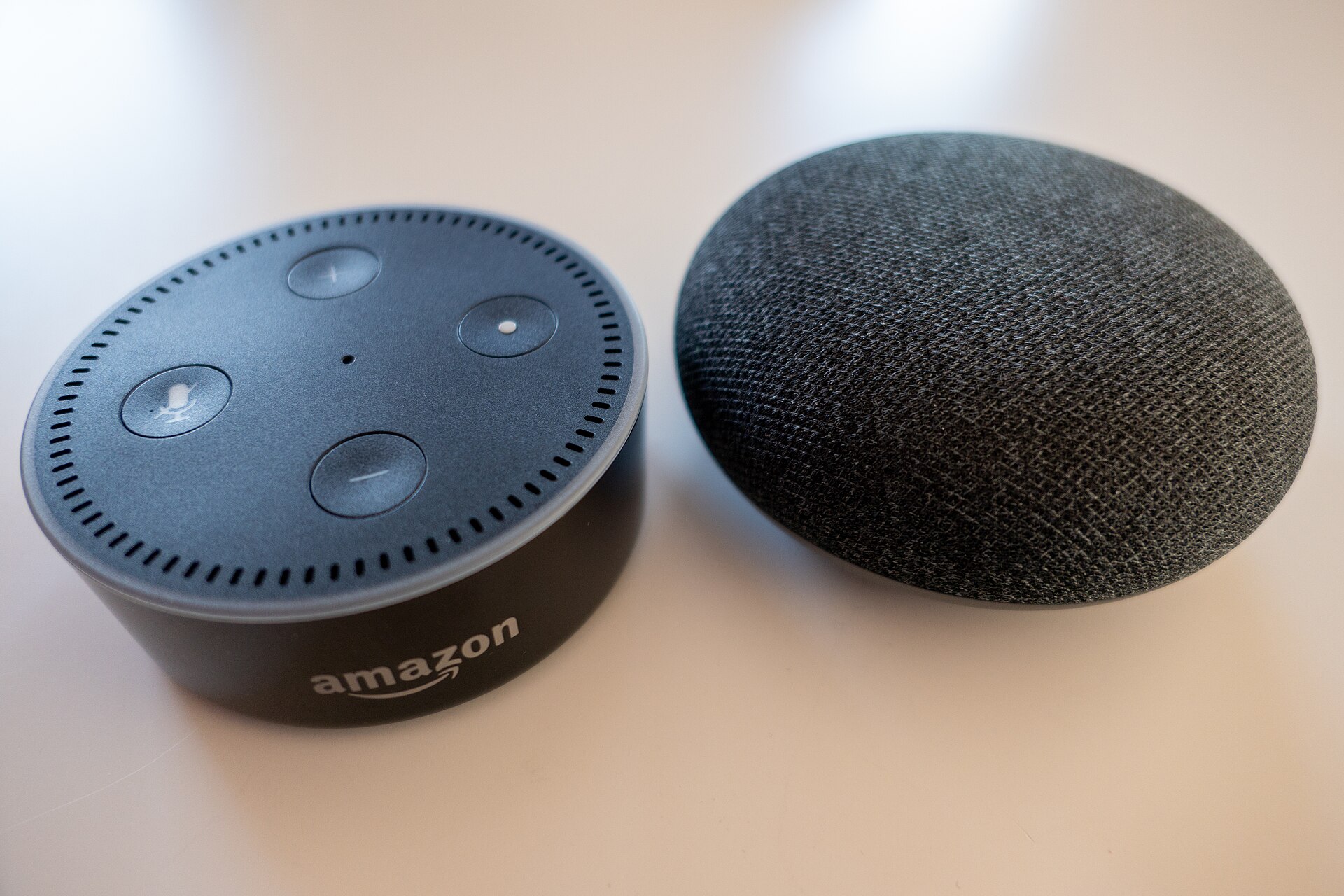 Amazon Echo Dot và Google Home Mini, hai dòng loa thông minh sử dụng giao diện điều khiển bằng giọng nói. Ảnh: Mack Male/Wikimedia Commons, CC BY-SA 2.0.