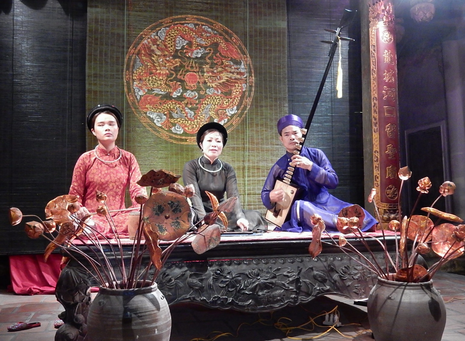 Một buổi biểu diễn ca trù tại Hà Nội với ca nương, người chơi đàn đáy và trống chầu. Ảnh: Michael Coghlan/Wikimedia Commons, CC BY-SA 2.0. Ảnh gốc 1.545 × 1.135 px.