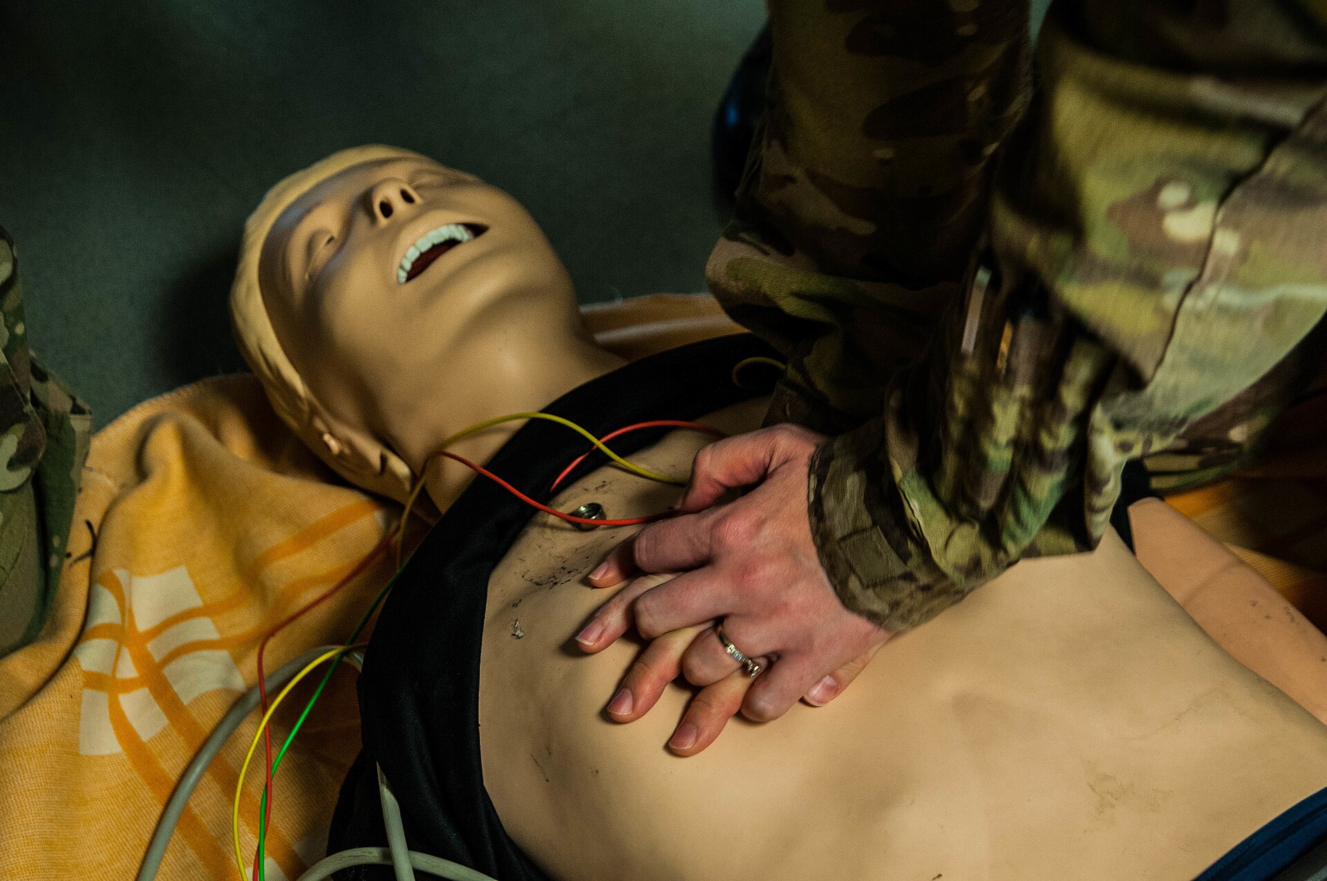 Thực hành ép ngực trên hình nộm CPR trong một buổi huấn luyện. Ảnh: Raymond Boyington/U.S. Army.