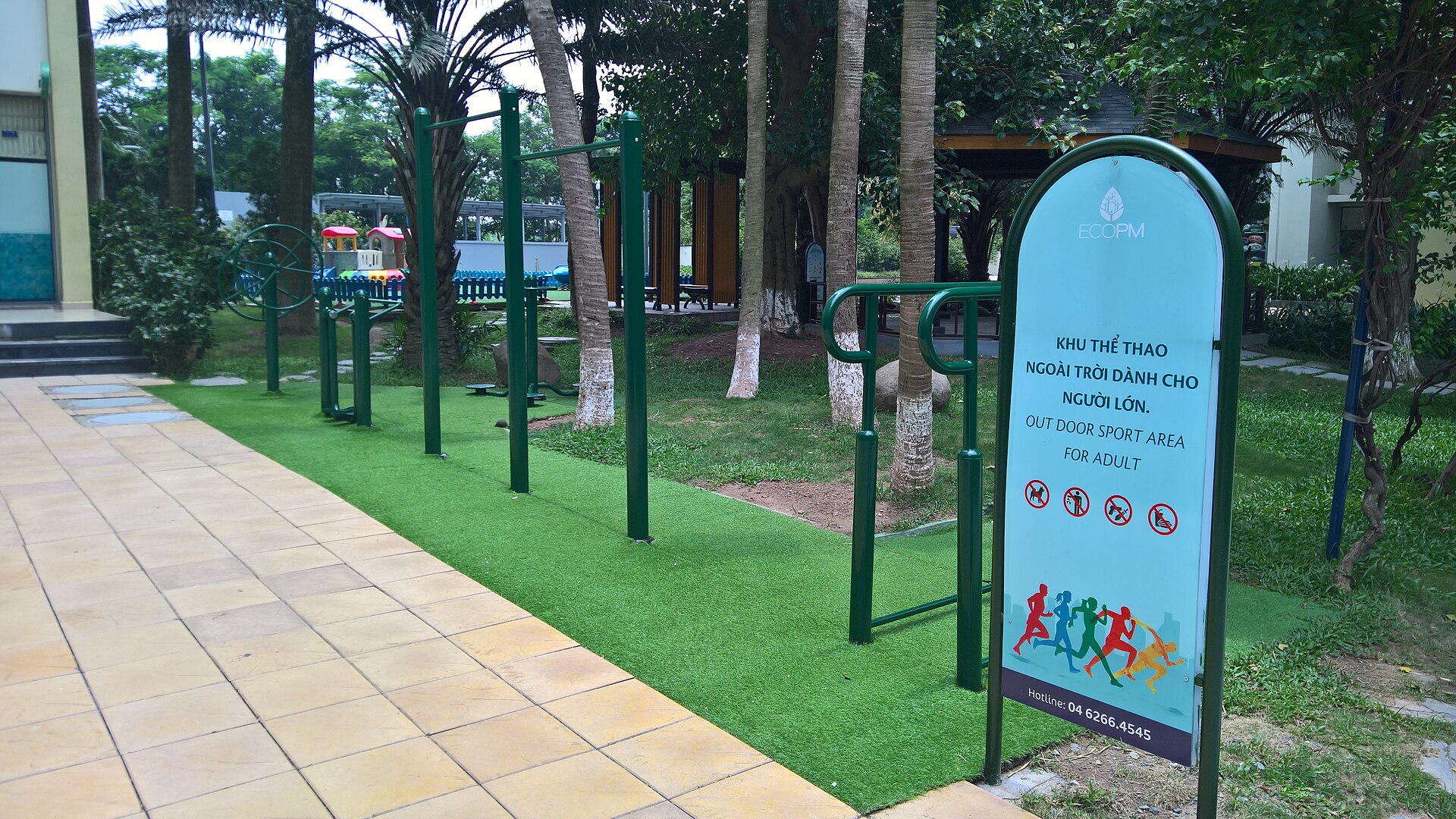 Khu tập thể dục ngoài trời dành cho người lớn, phần lớn là người cao tuổi, tại Ecopark, Hưng Yên. Ảnh: Donald Trung/Wikimedia Commons, CC BY-SA 4.0.