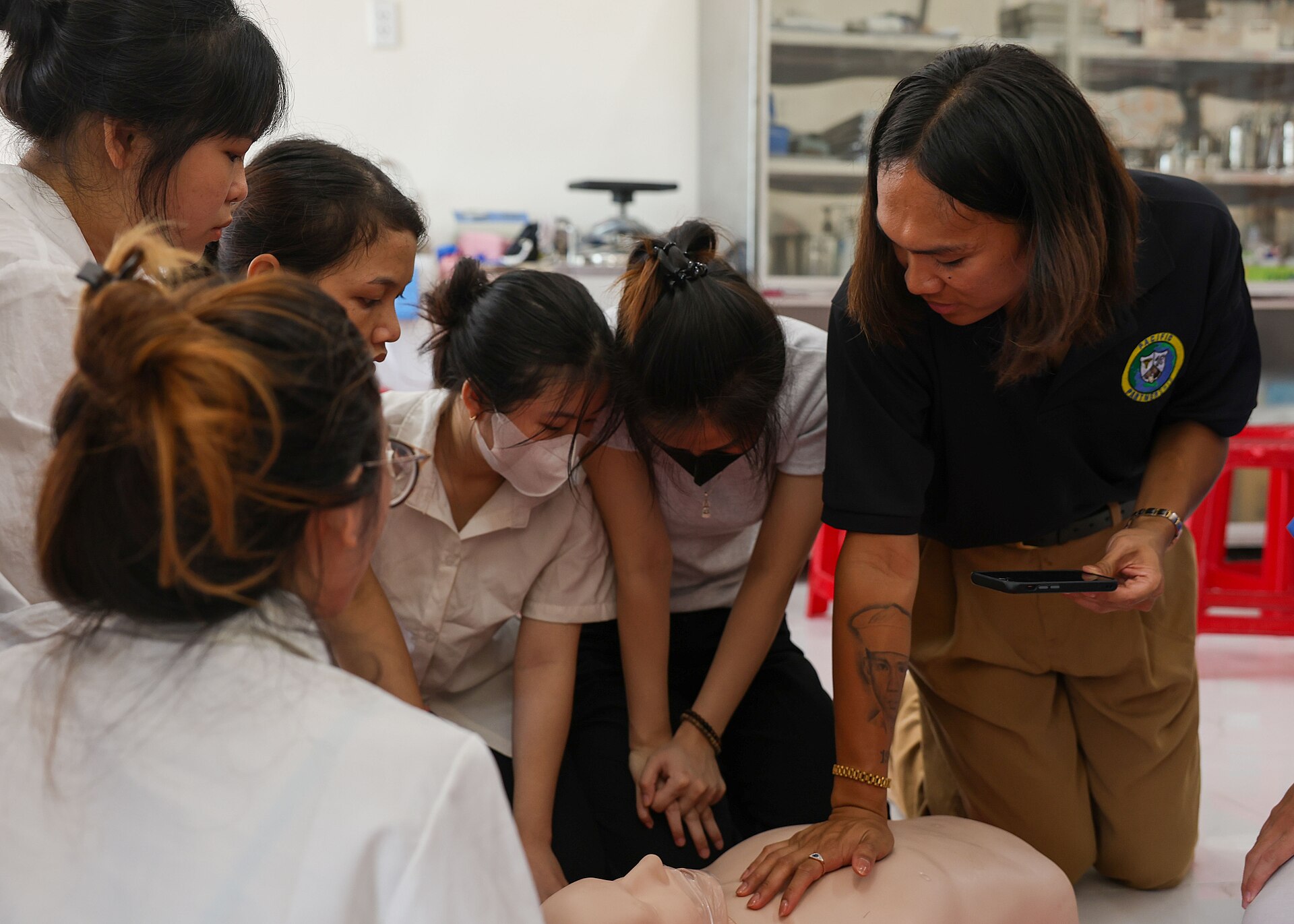 Thực hành kỹ thuật hồi sức tim phổi trong khóa hỗ trợ sự sống cơ bản tại Trường Cao đẳng Y tế Đặng Thùy Trâm, Quảng Ngãi, tháng 8/2024. Ảnh: Gavin Arnoldhendershot/U.S. Navy.