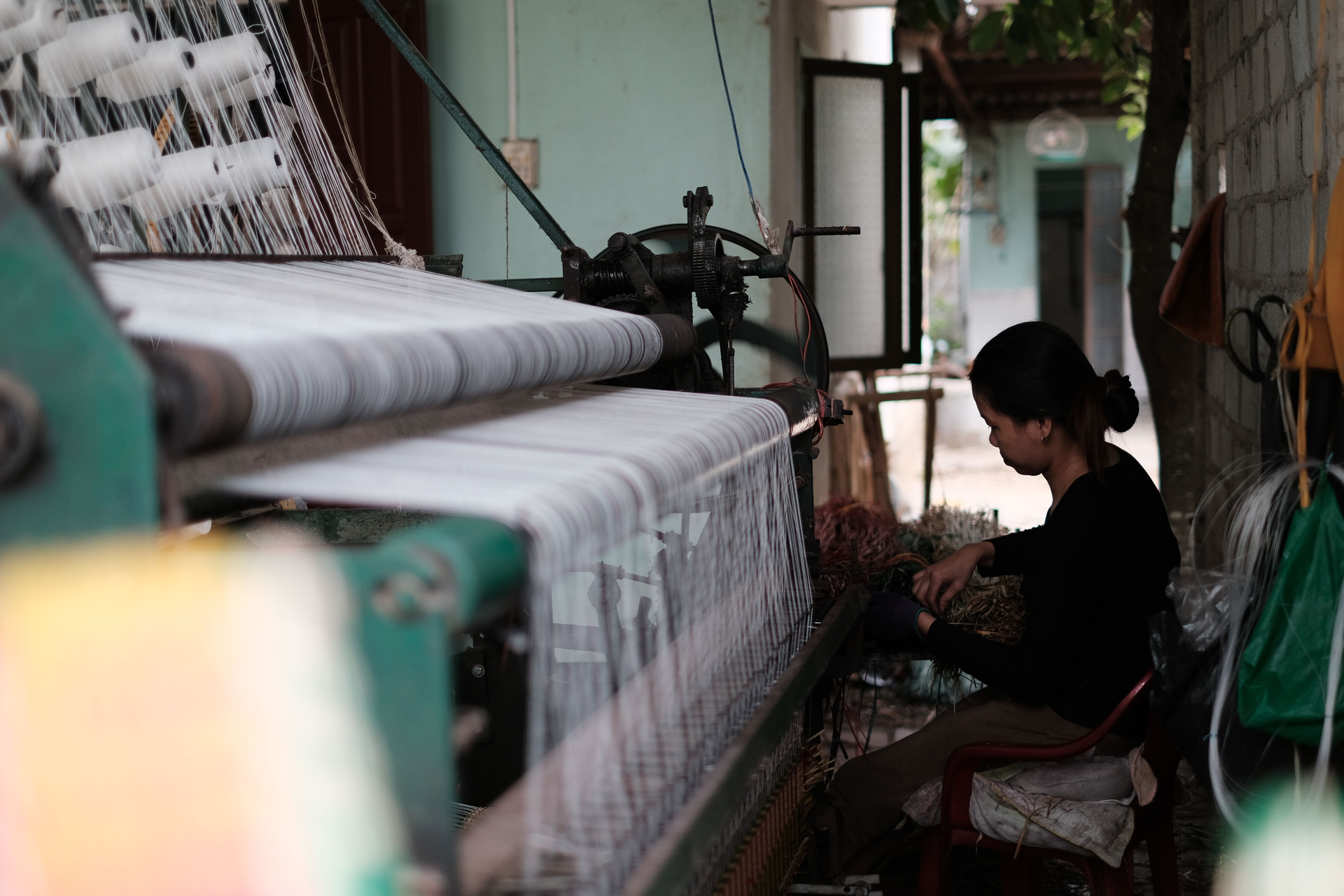 Phụ nữ làm việc trên khung dệt tại Bình Định. Việc mở rộng bảo hiểm thất nghiệp tới các hình thức làm việc linh hoạt giúp hệ thống an sinh thích ứng tốt hơn với thị trường lao động. Ảnh: Pew Nguyen/Pexels.