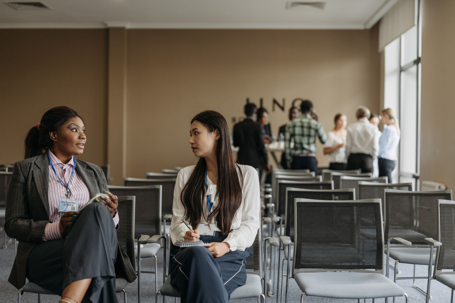Một cuộc trò chuyện bên lề hội nghị. Ảnh minh họa: Pavel Danilyuk/Pexels.