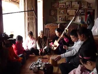 Nghệ nhân Nguyễn Thị Chúc và Phạm Thị Huệ trong không gian thực hành ca trù. Hình lấy từ video Sound Futures; trong mô tả tệp, Wikimedia Commons xác định Nguyễn Thị Chúc là người hát và Phạm Thị Huệ chơi đàn đáy. Nguồn: Sound Futures/Wikimedia Commons, CC BY 3.0.