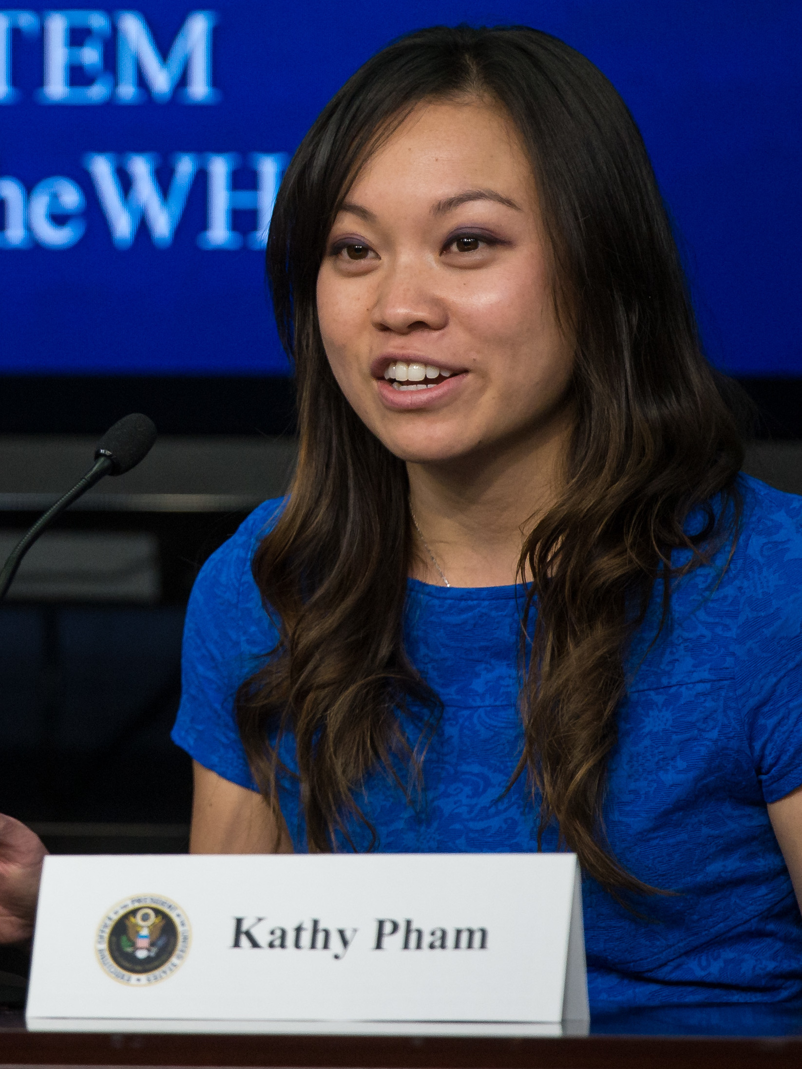 Kathy Pham trong một cuộc trao đổi về khoa học, công nghệ, kỹ thuật và toán học năm 2015. Ảnh: NASA/Bill Ingalls.
