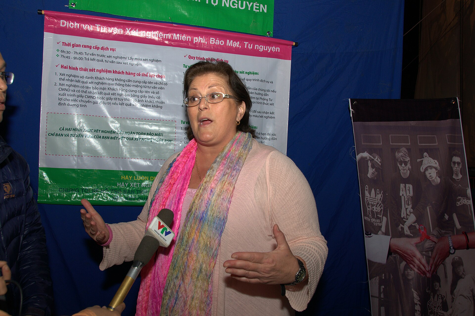 Bà Claire Pierangelo tham gia phỏng vấn với Đài Truyền hình Việt Nam tại Hà Nội năm 2012. Ảnh: USAID Vietnam.