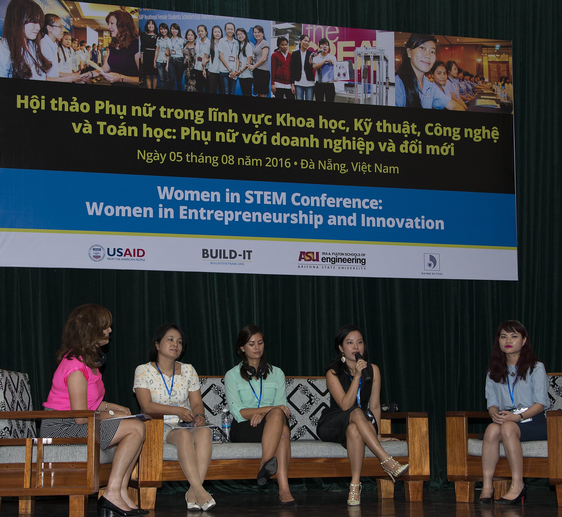 Hoạt động tại Hội nghị Phụ nữ trong Khoa học, Công nghệ, Kỹ thuật và Toán học năm 2016. Ảnh: USAID Vietnam/Wikimedia Commons.