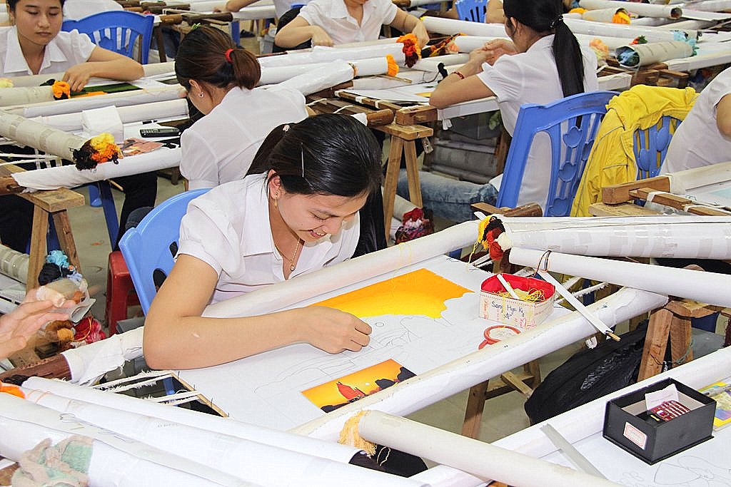 Phụ nữ làm việc tại một dự án ở Việt Nam. Việc mở rộng an sinh cần tính đến sự đa dạng về loại hình và thời gian làm việc. Ảnh: Peter van der Sluijs/Wikimedia Commons, CC BY-SA 3.0.